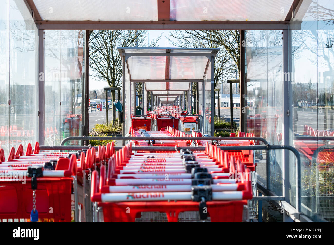 Auchan logo Banque de photographies et d’images à haute résolution - Alamy