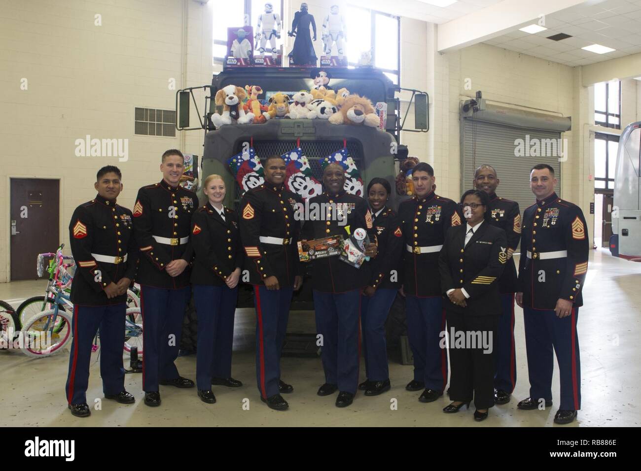 Les Marines Américains posent pour une photo avec le Sgt. Le major de la Marine Corps Ronald L. Green at Joint Base Anacostia-Bolling, Washington, D.C., le 7 décembre 2016. Fondée en 1947, Toys for Tots est un programme administré par le United States Marine Corps Reserve qui distribue des jouets aux enfants défavorisés. Banque D'Images
