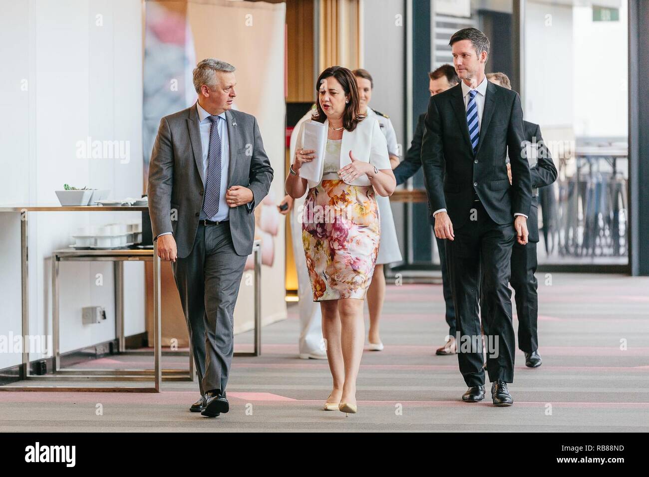 BRISBANE (déc. 08, 2016) -- La vice-sous-secrétaire de la marine pour la gestion, Tom Hicks (à gauche), rencontre le Premier Ministre du Queensland, l'Honorable Annastacia Palaszczuk (centre), et le ministre du Queensland de l'énergie et l'approvisionnement en eau, de l'honorable Mark Bailey (droite), avant la cérémonie d'ouverture de l'industrie Biofutures Forum à la Convention et d'exposition de Brisbane Centre à Brisbane, Australie. Le forum de deux jours, organisée par le gouvernement du Queensland et de la Marine, biofutures réunit les leaders de l'industrie pour discuter de la production de biocarburants ainsi que de former et de renforcer les relations professionnelles Banque D'Images