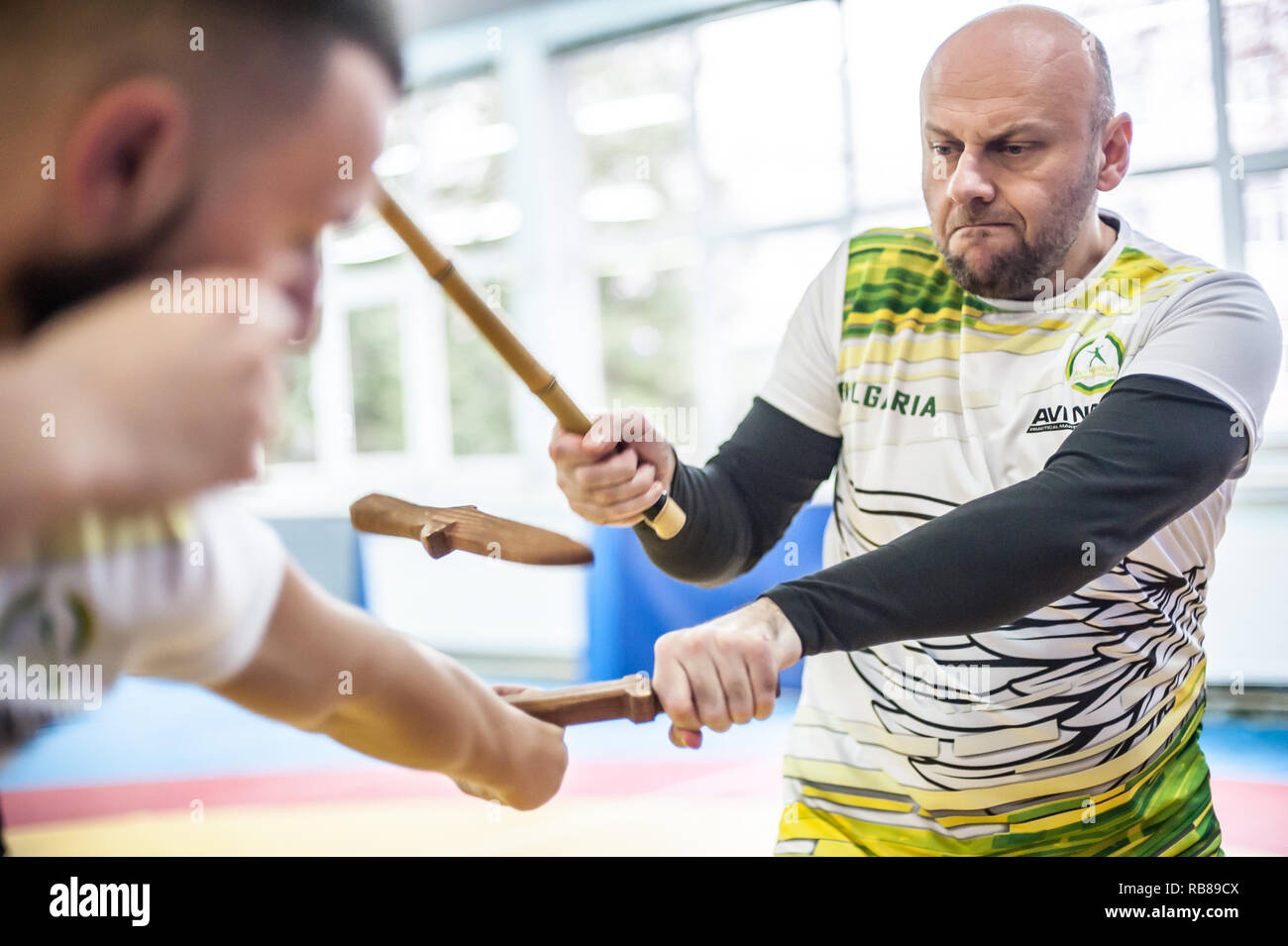 PLOVDIV, BULGARIE - 15. En décembre 2018. Stick et le couteau des techniques de lutte contre l'ensemble de la formation. Instructeur krav Igor Sucevic enseigne à ses élèves dans l'Av. Banque D'Images
