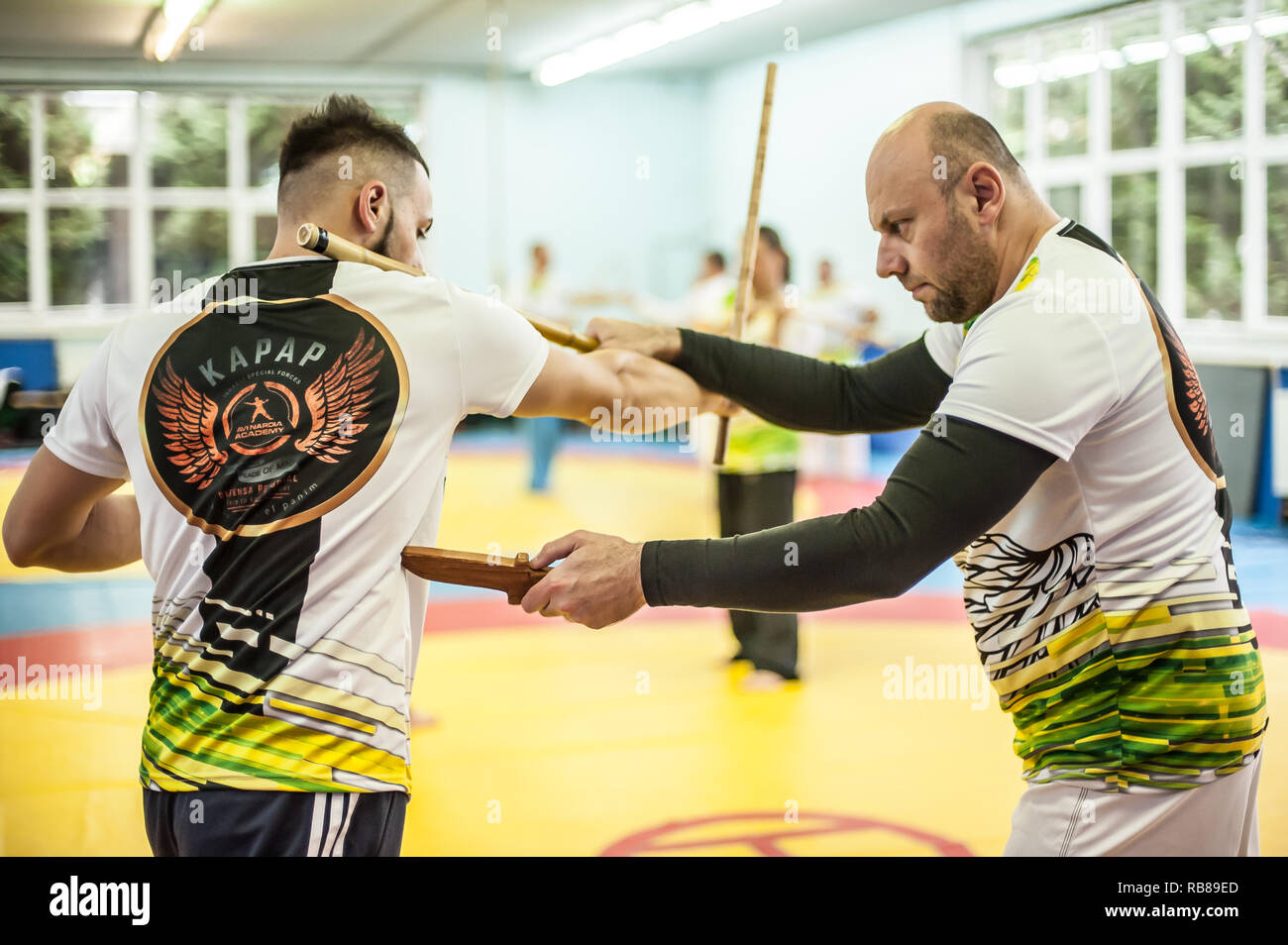 PLOVDIV, BULGARIE - 15. En décembre 2018. Stick et le couteau des techniques de lutte contre l'ensemble de la formation. Instructeur krav Igor Sucevic enseigne à ses élèves dans l'Av. Banque D'Images