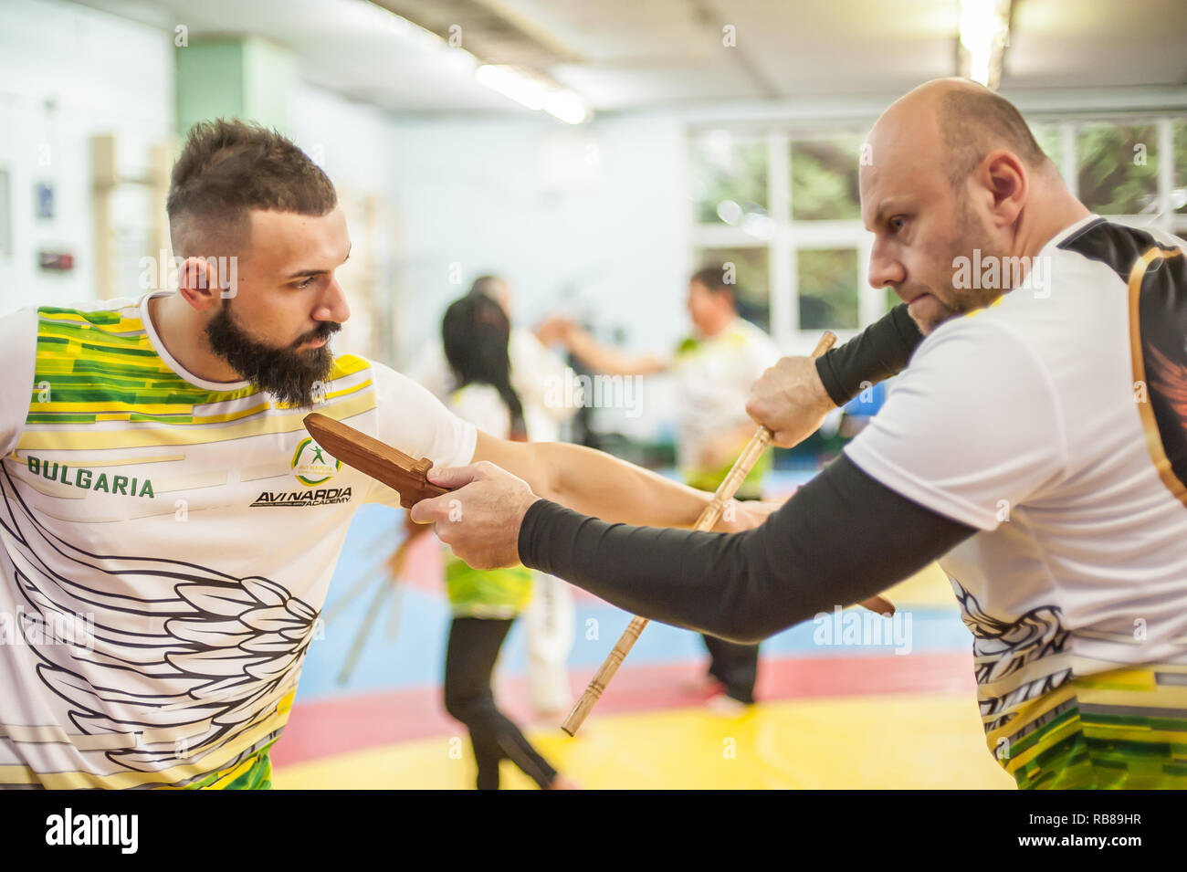 PLOVDIV, BULGARIE - 15. En décembre 2018. Stick et le couteau des techniques de lutte contre l'ensemble de la formation. Instructeur krav Igor Sucevic enseigne à ses élèves dans l'Av. Banque D'Images