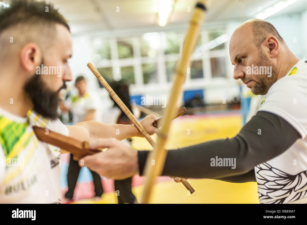 PLOVDIV, BULGARIE - 15. En décembre 2018. Stick et le couteau des techniques de lutte contre l'ensemble de la formation. Instructeur krav Igor Sucevic enseigne à ses élèves dans l'Av. Banque D'Images