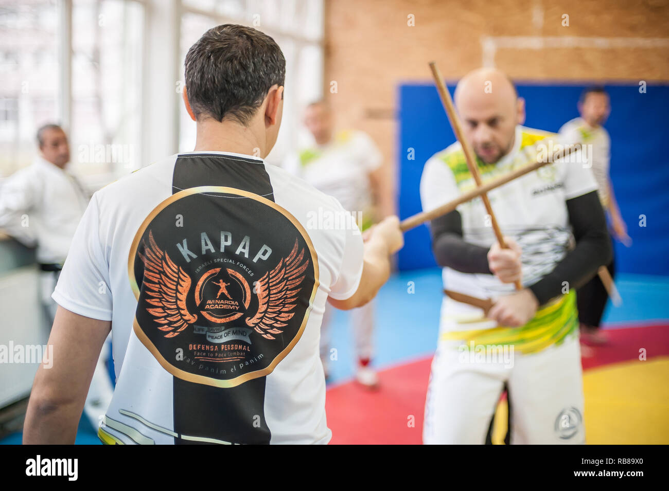 PLOVDIV, BULGARIE - 15. En décembre 2018. Stick et le couteau des techniques de lutte contre l'ensemble de la formation. Instructeur krav Igor Sucevic enseigne à ses élèves dans l'Av. Banque D'Images