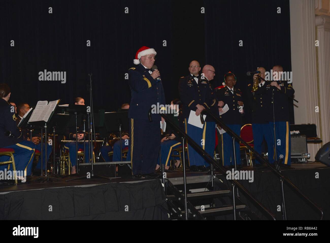 L'Armée américaine, le général Frank Vavala , l'adjudant général, rejoint la 287e Army Band sur scène pendant le concert pour le choeur des colonels et des leaders sur la scène principale à Dover Downs, Douvres, le 8 décembre 2016. Banque D'Images