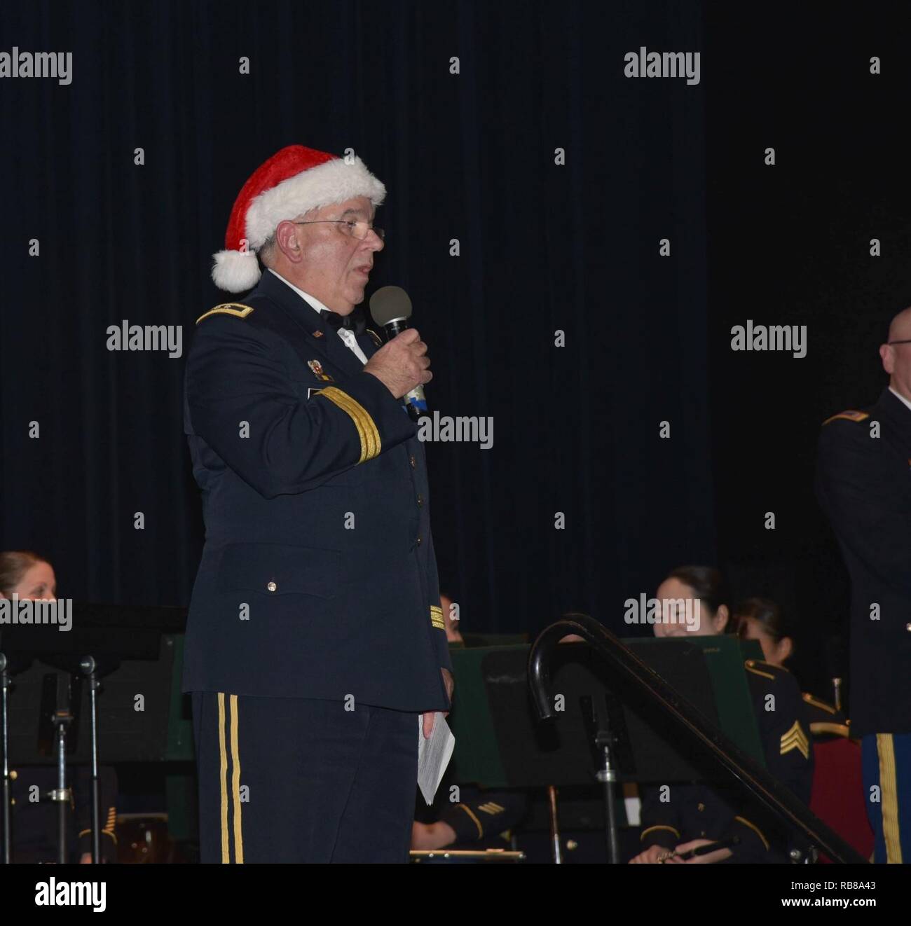 L'Armée américaine, le général Frank Vavala , l'adjudant-général, vous accueille à la 287e Army Band concert sur la scène principale à Dover Downs, Dover, Delaware, le 8 décembre 2016. Banque D'Images