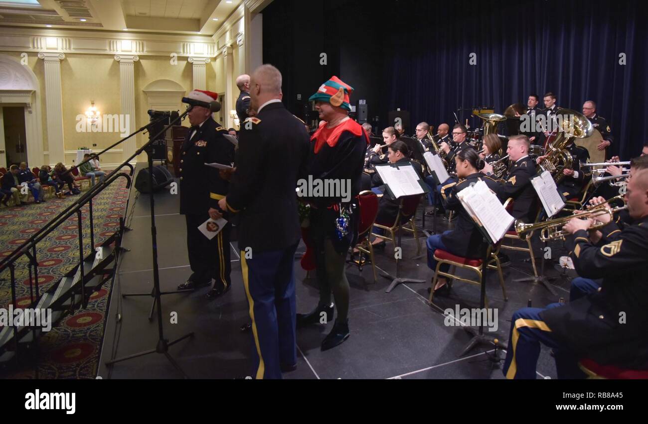 L'Armée américaine, le général Frank Vavala , l'adjudant général, rejoint la 287e Army Band sur scène pendant le concert sur la scène principale à Dover Downs, Dover, Delaware, le 8 décembre 2016. Banque D'Images