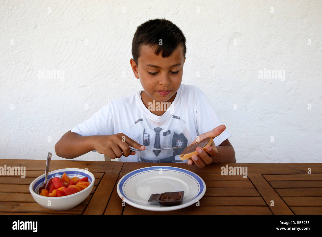 Garçon de 11 ans ayant le petit déjeuner à Lecce, en Italie. Banque D'Images