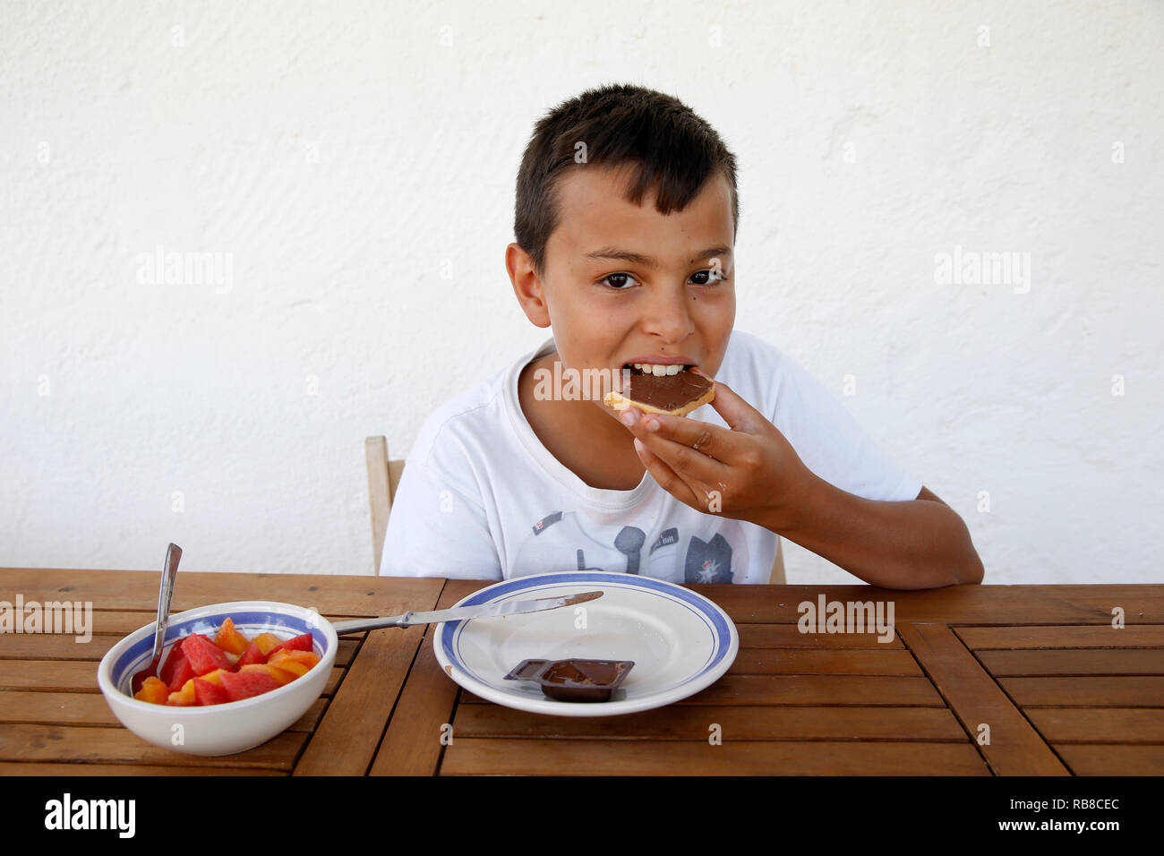 Garçon de 11 ans ayant le petit déjeuner à Lecce, en Italie. Banque D'Images