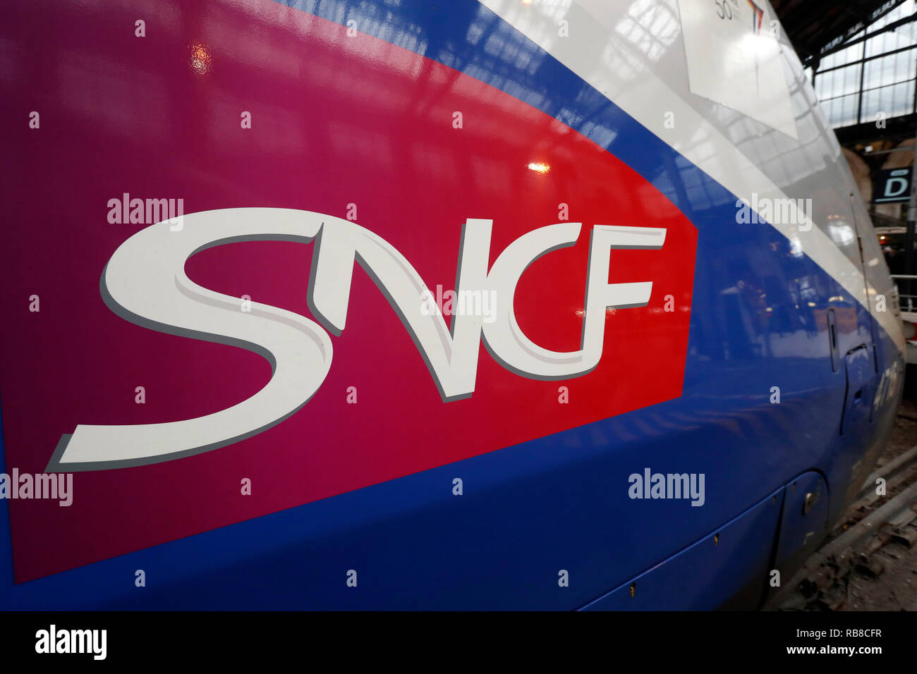 Le TGV (Train Grande Vitesse) exploité par la SNCF. La gare de Lyon. Paris. La France. Banque D'Images