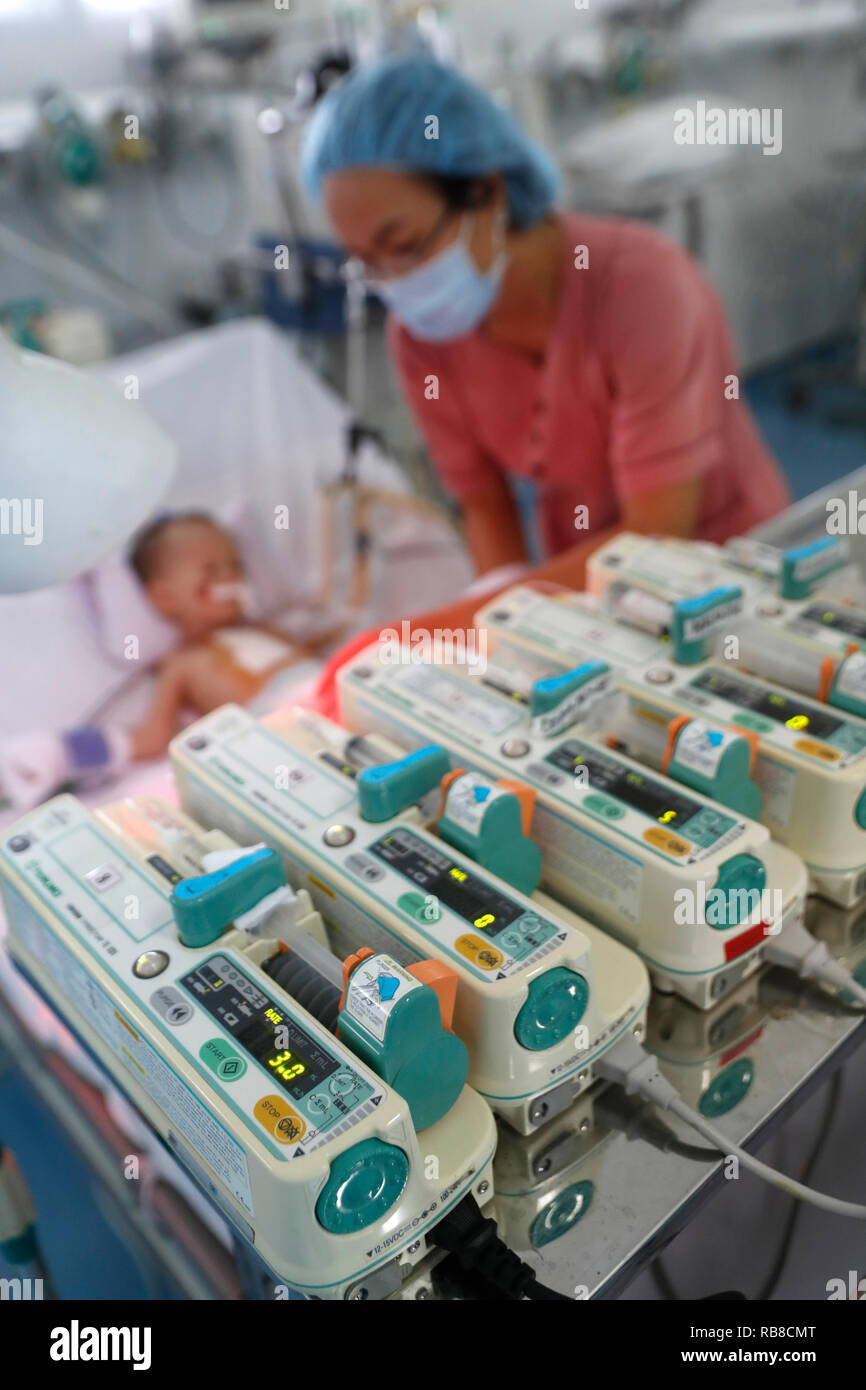 Tam Duc cardiologie Hôpital. Enfant vietnamien souffrant de maladies du cœur. Unité de soins intensifs. Ho Chi Minh Ville. Le Vietnam. Banque D'Images