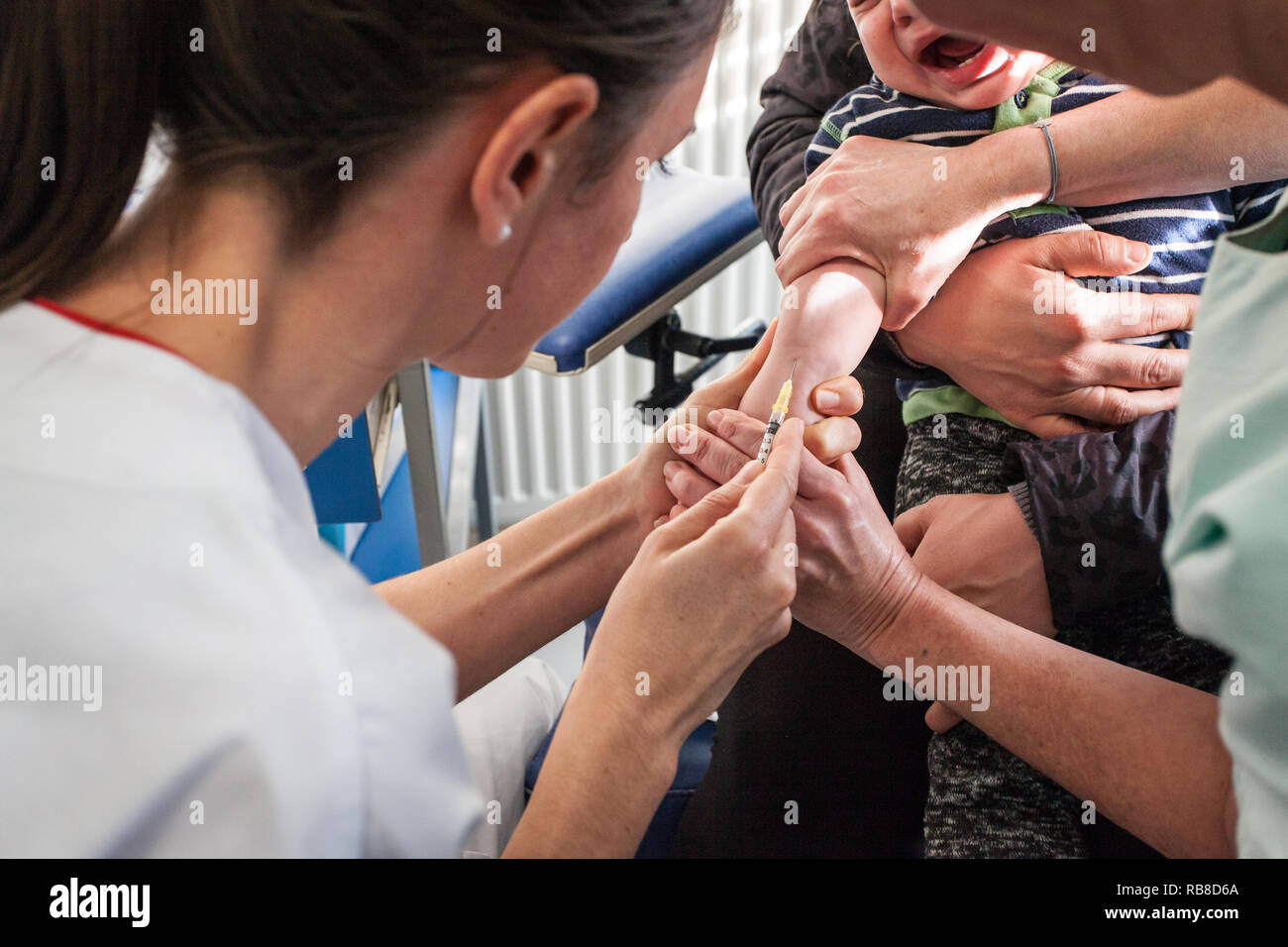 Injection dans le service de pédiatrie Banque D'Images