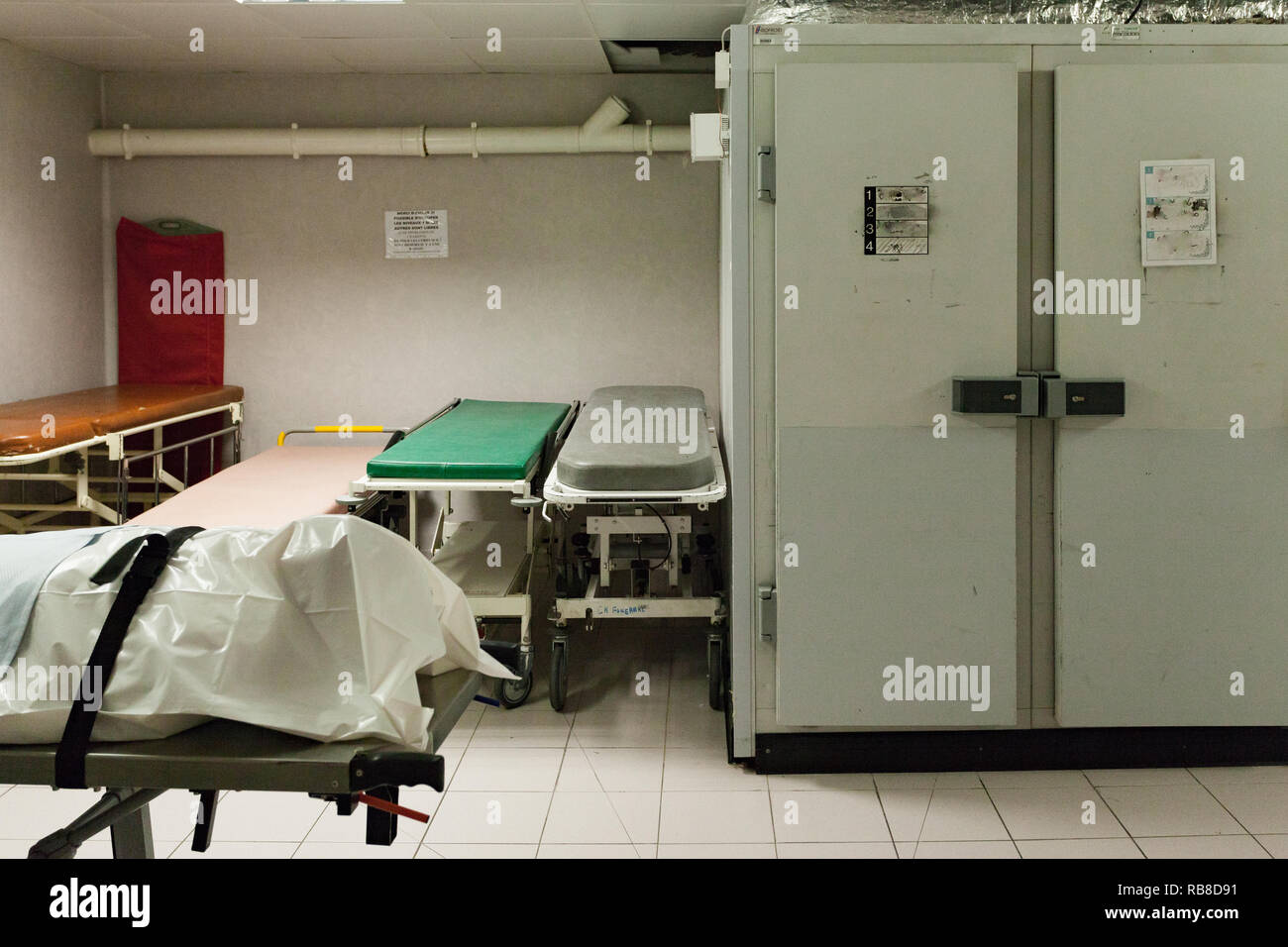 Un corps mort (cadavre) est tout juste d'arriver dans la chambre mortuaire dans un hôpital. Banque D'Images