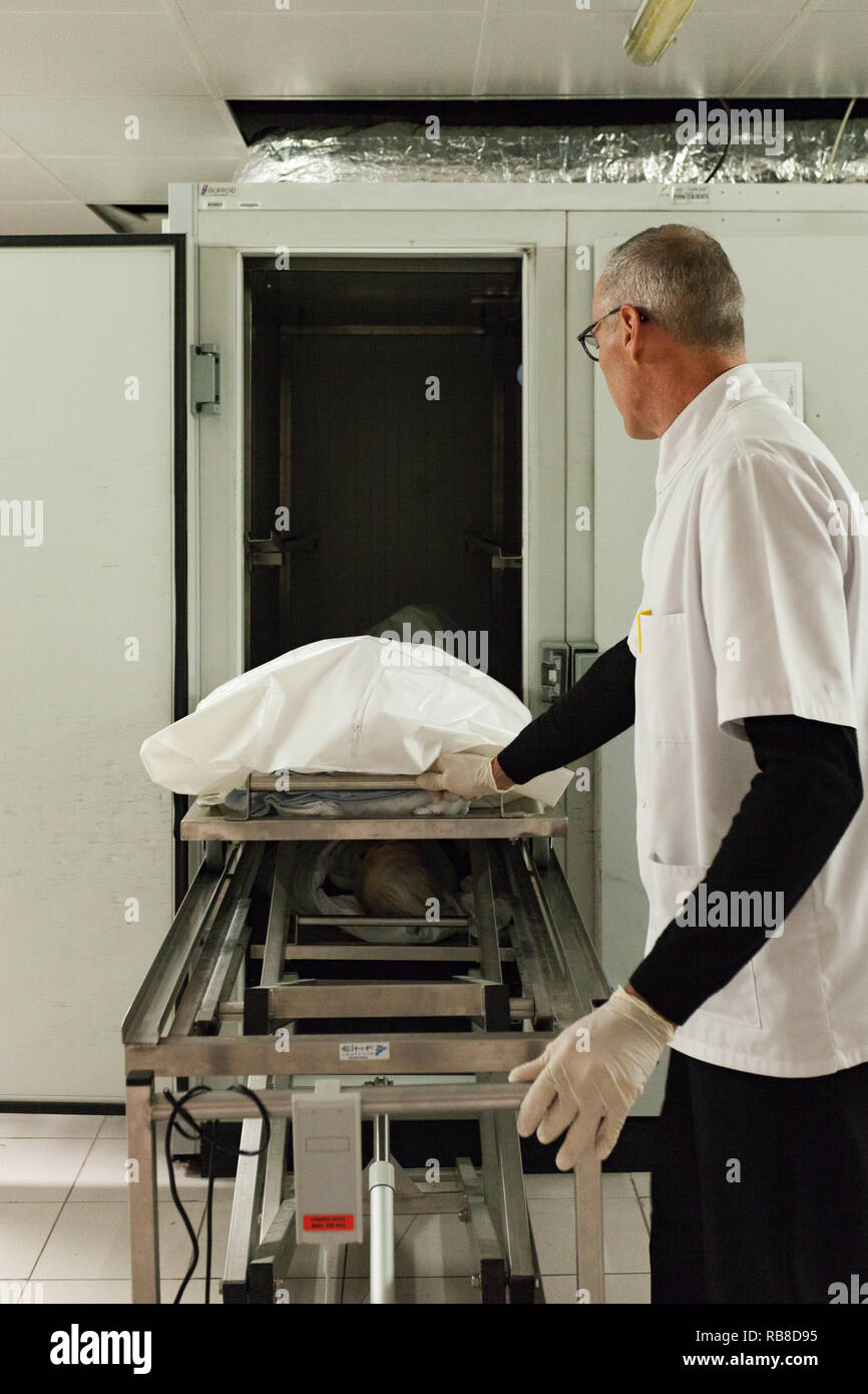 Un corps mort (cadavre) est tout juste d'arriver dans la chambre mortuaire dans un hôpital. Banque D'Images