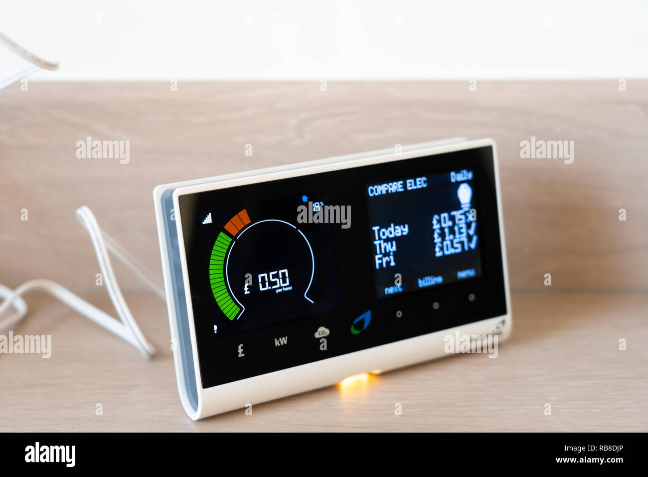 British Gas un compteur intelligent dans une maison montrant la consommation d'électricité par heure et la comparaison avec l'utilisation des jours précédents Banque D'Images