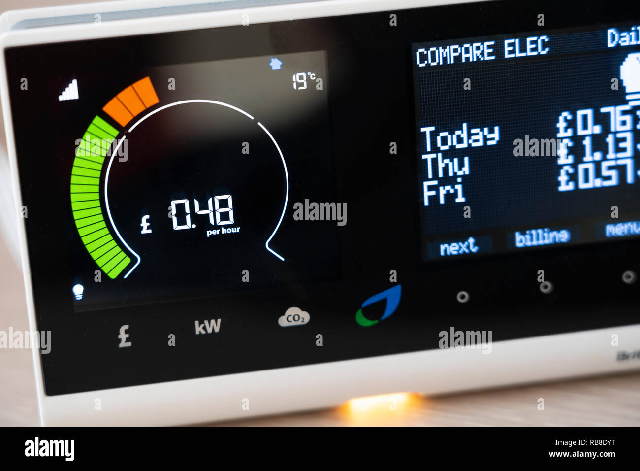 British Gas un compteur intelligent dans une maison montrant la consommation d'électricité par heure et la comparaison avec l'utilisation des jours précédents Banque D'Images