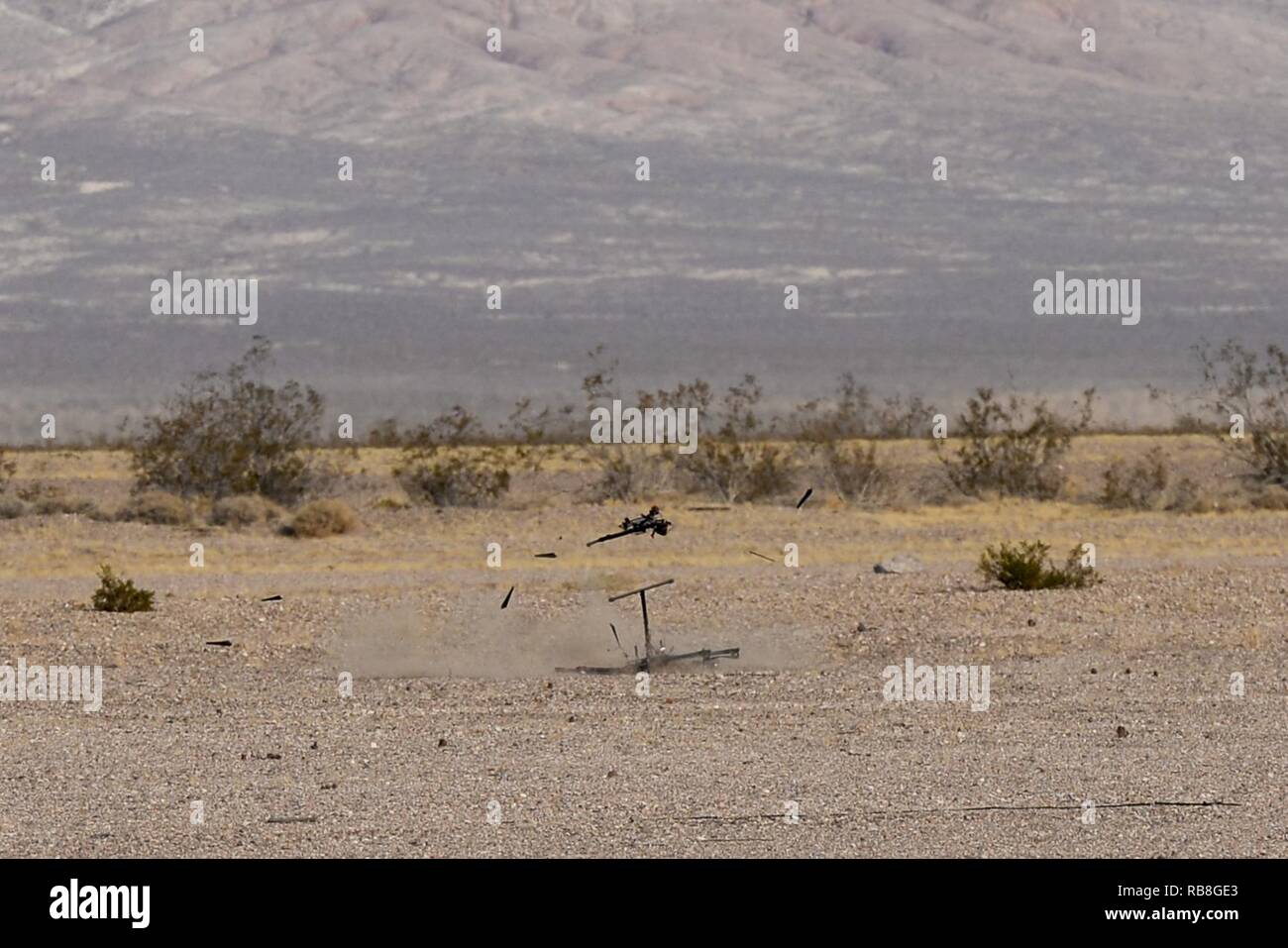 Un drone DJI S1000 s'écrase au sol après avoir été intercepté par une attaque de drone avec net ci-jointe, qui fait partie de la lutte contre le système aérien sans pilote développé par l'équipe de Wright-Patterson Air Force Base, Ohio, au cours de l'Air Force Research Laboratory 2016 Défi des commandants à la sécurité nationale, Site Nevada Las Vegas, NV., 13 décembre 2016. Les équipes ont eu six mois pour développer un système de contre-véhicule aérien pour aider à la défense de base. En plus de l'attaque du drone, Wright-Patterson système utilise une caméra et d'un télémètre laser pour détecter les périphériques de la SAMU. Banque D'Images