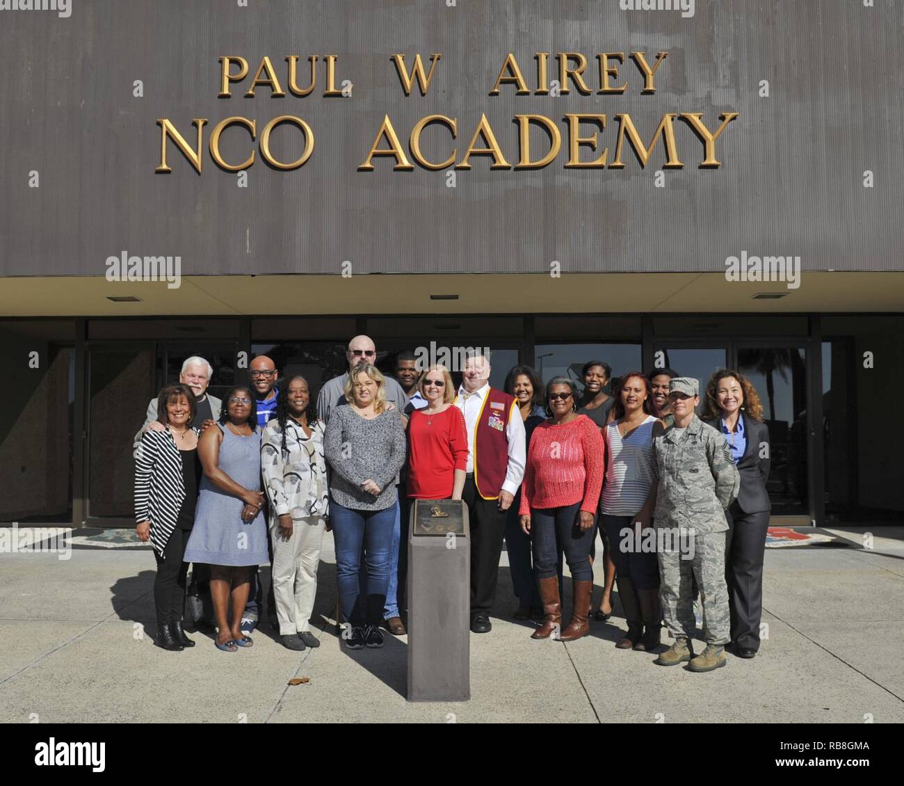 Lauréats du Paul W. Airey NCO Academy's Legacy of Valour event se rassembler devant l'académie à la base aérienne Tyndall, en Floride, le 13 décembre 2016. Au cours de l'événement, les personnes honorées ont visité la NCO Academy et ont eu la chance de voir les chambres nommé d'après eux ou leurs proches. Banque D'Images