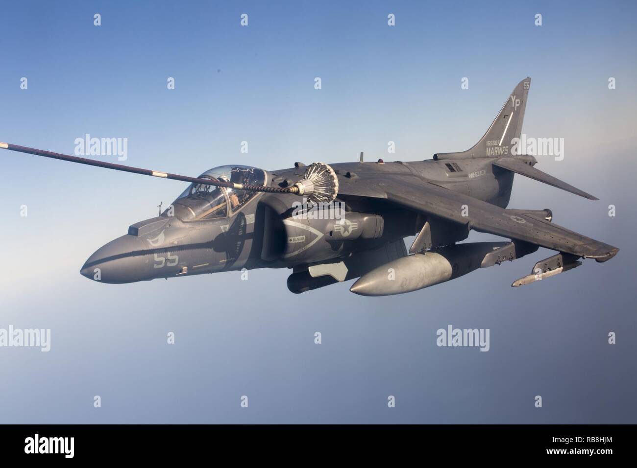 Un U.S. Marine Corps AV-8B Harrier avec la 11e Marine Expeditionary Unit reçoit le combustible dans un KC-130J Super Hercules avec Maritime Aérien Au sol à des fins spéciales Force-Crisis Response-Africa tâche au large de la côte de l'Afrique, 13 décembre 2016. Le ravitaillement en vol, effectué entre le SPMAGTF-CR-AF et le 11e MEU était en faveur de la 11e exercice Dague Alligator MEUs. Les Marines américains et les marins affectés à des fins spéciales Groupe Force-Crisis Response-Africa Marine Les opérations d'aide au commandement, éventualités et la coopération en matière de sécurité aux États-Unis pour l'Afrique zone de responsabilité. Banque D'Images