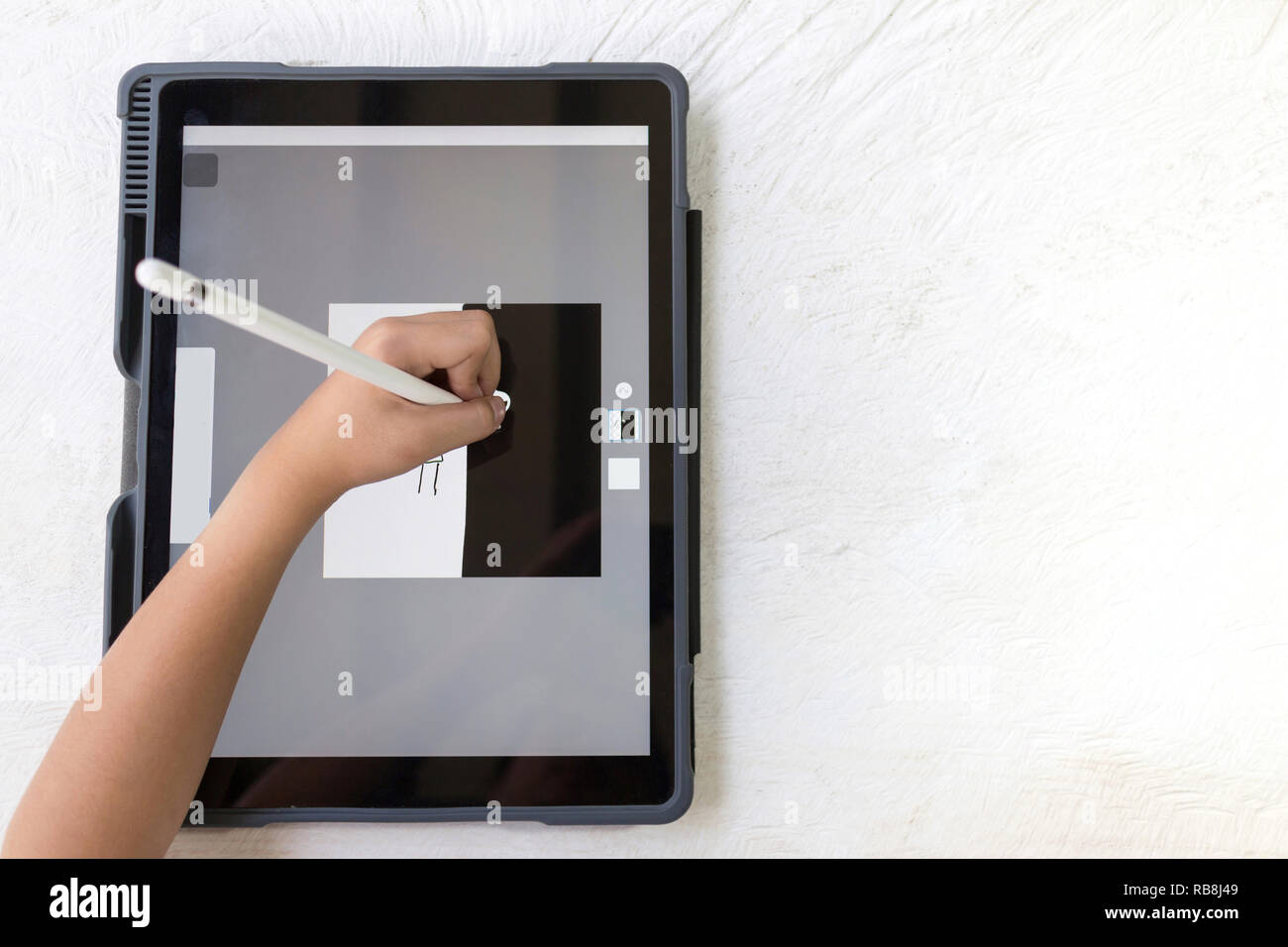 Mains d'enfants dessin avec stylo numérique sur la tablette, l'image avec  l'exemplaire de l'espace Photo Stock - Alamy