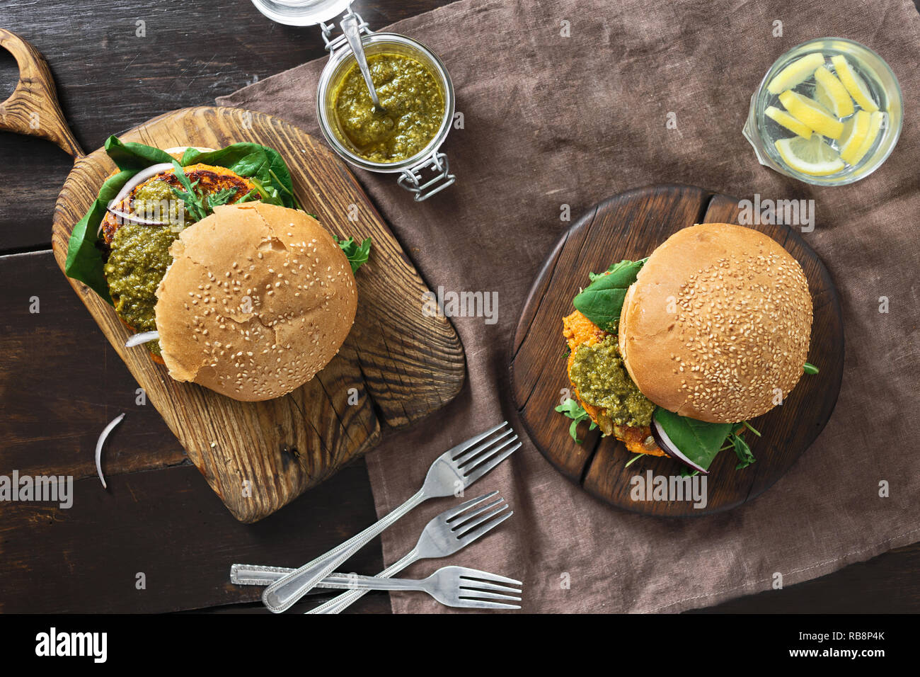 Burger végétarien avec escalope de citrouille, Épinards, roquette et pesto végétarienne vue d'en haut. Concept de l'alimentation végétarienne saine Banque D'Images