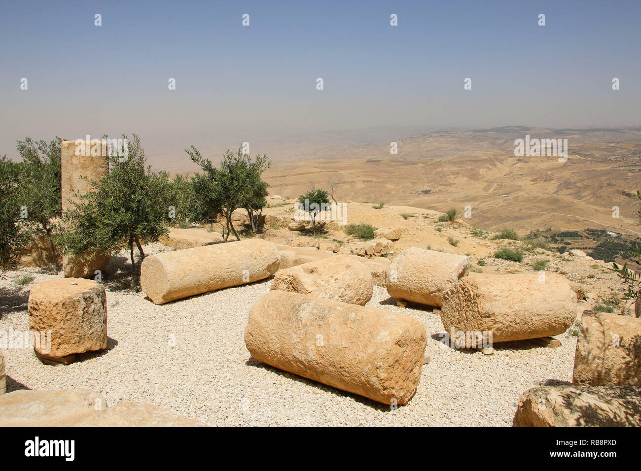 Vue depuis le Mont Nébo où Moïse en Jordanie vue de la Terre promise avec les restes des colonnes de l'ancien temple dédié à Moïse Banque D'Images