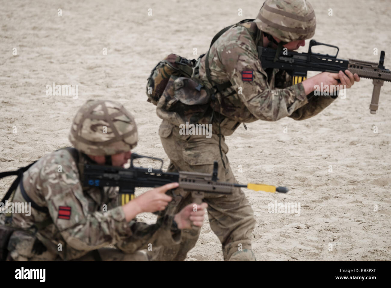 Soldats, simulant une plage l'atterrissage dans le cadre de la Journée nationale des Forces armées à Weymouth, Angleterre Banque D'Images