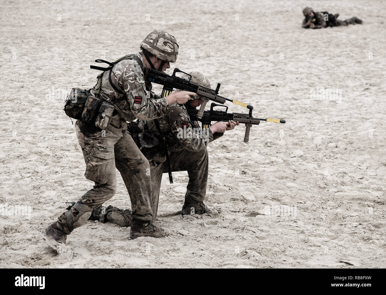 Soldats, simulant une plage l'atterrissage dans le cadre de la Journée nationale des Forces armées à Weymouth, Angleterre Banque D'Images