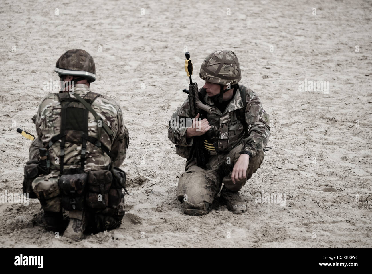 Soldats, simulant une plage l'atterrissage dans le cadre de la Journée nationale des Forces armées à Weymouth, Angleterre Banque D'Images