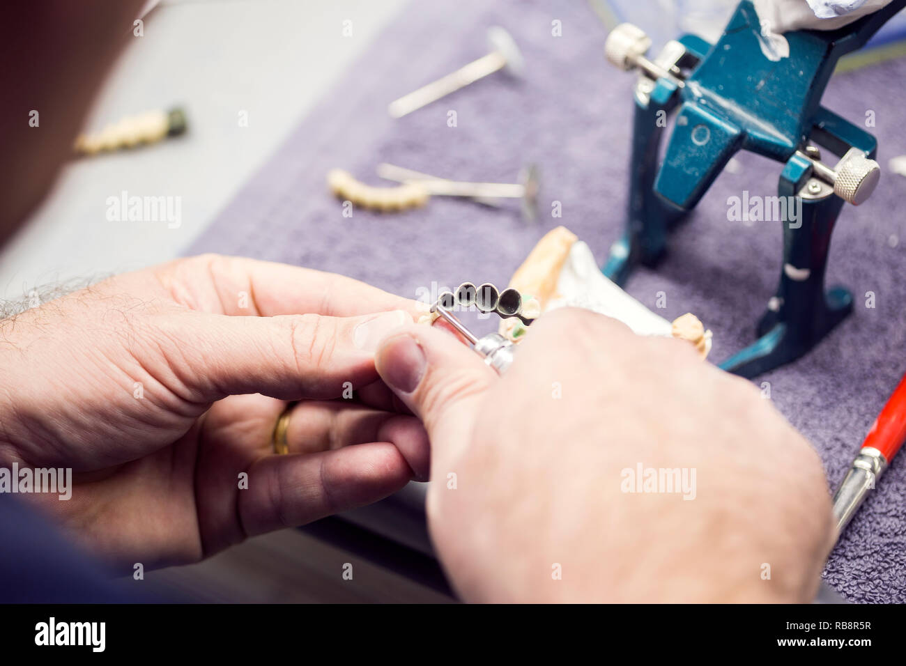 Technicien dentaire travaillant sur une prothèse métallique Banque D'Images