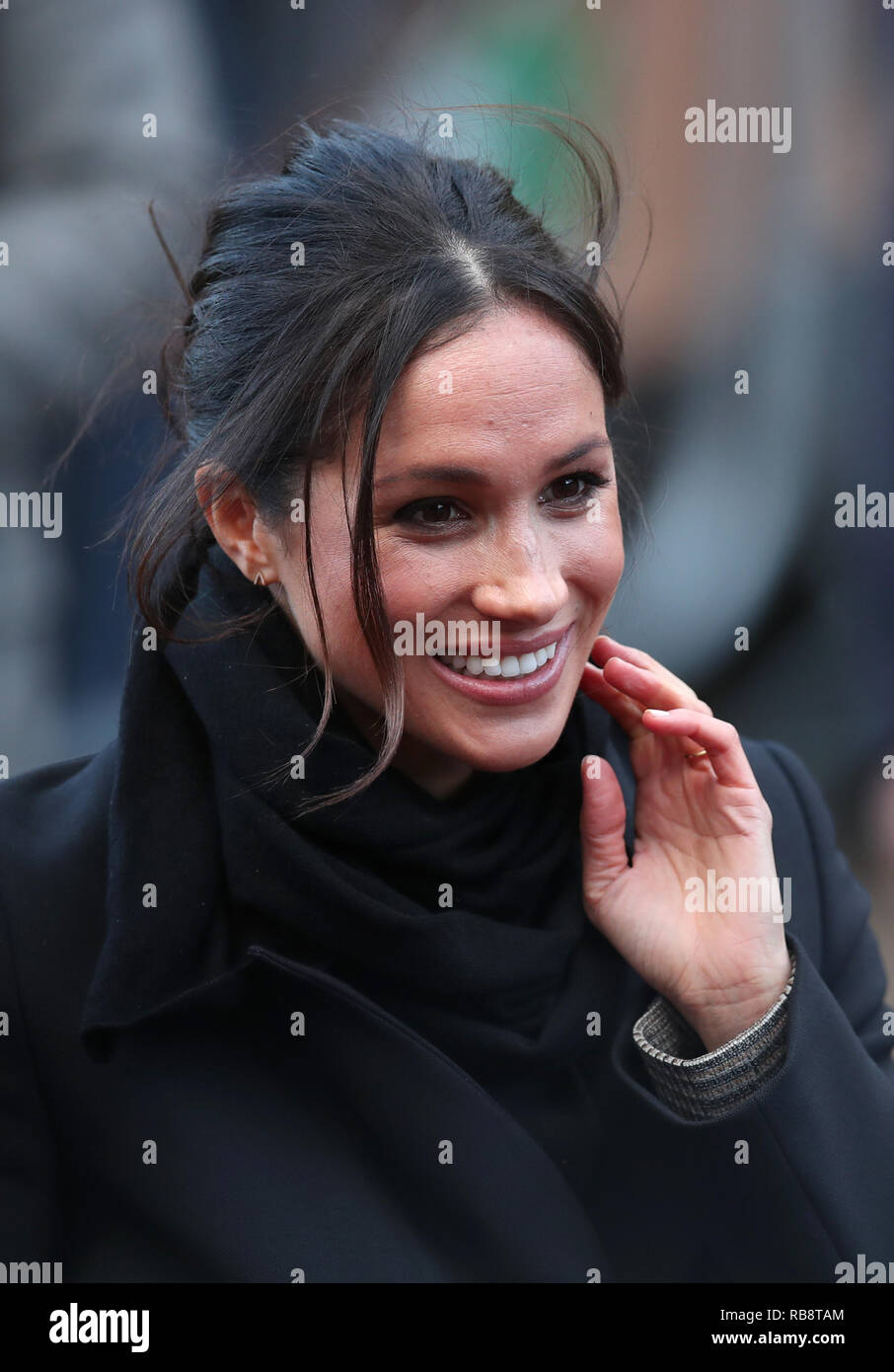 Le prince Harry et Meghan Markle rencontrent les membres du public au cours d'une visite du château de Cardiff au Pays de Galles Le jeudi 18 janvier 2018. Banque D'Images