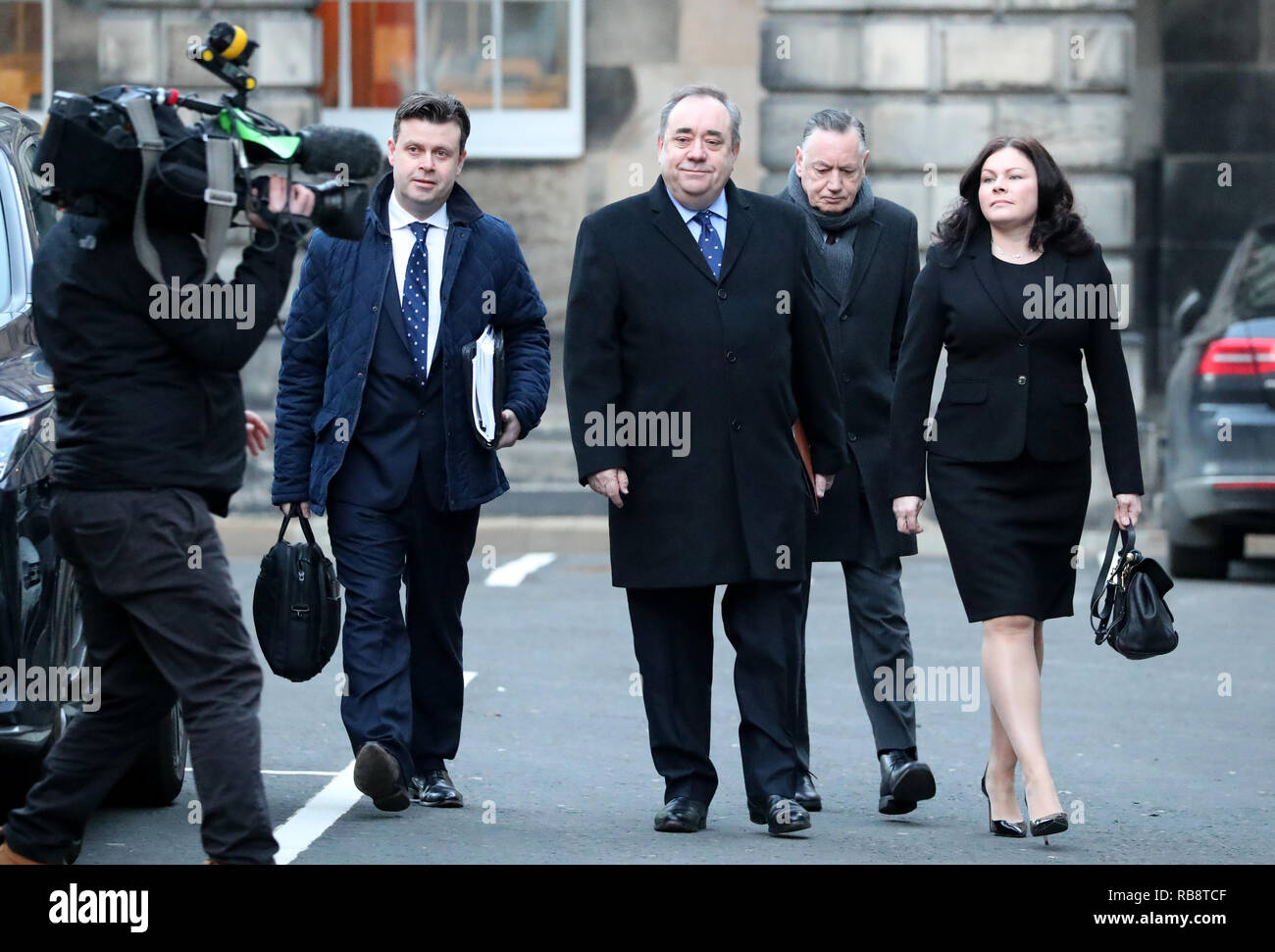 Alex Salmond (centre) arrivant avec procureurs David Mckie (à gauche), Beverley Atkinson (droite) et conseiller Campbell Gunn (deuxième à droite) à la Cour de session à Edimbourg pour l'ancien premier ministre défi juridique contre le gouvernement écossais a traité une plainte d'inconduite contre lui. Banque D'Images