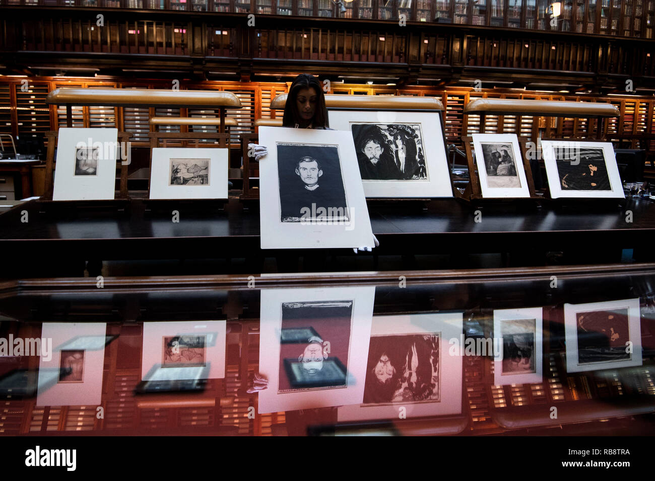 Un membre du personnel au British Museum de Londres détient "Portrait" (1895) d'Edvard Munch avant une importante exposition sur le travail de l'artiste, 'Edvard Munch : Amour et romance', plus tard dans l'année. Banque D'Images