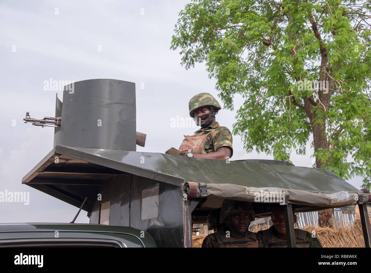 Un soldat de l'armée nigériane regarde vers le bas à partir d'un camion d'armes à feu près de la capitale, Abuja. Le Nigeria a été la lutte contre les djihadistes de Boko Haram depuis 2011. Banque D'Images