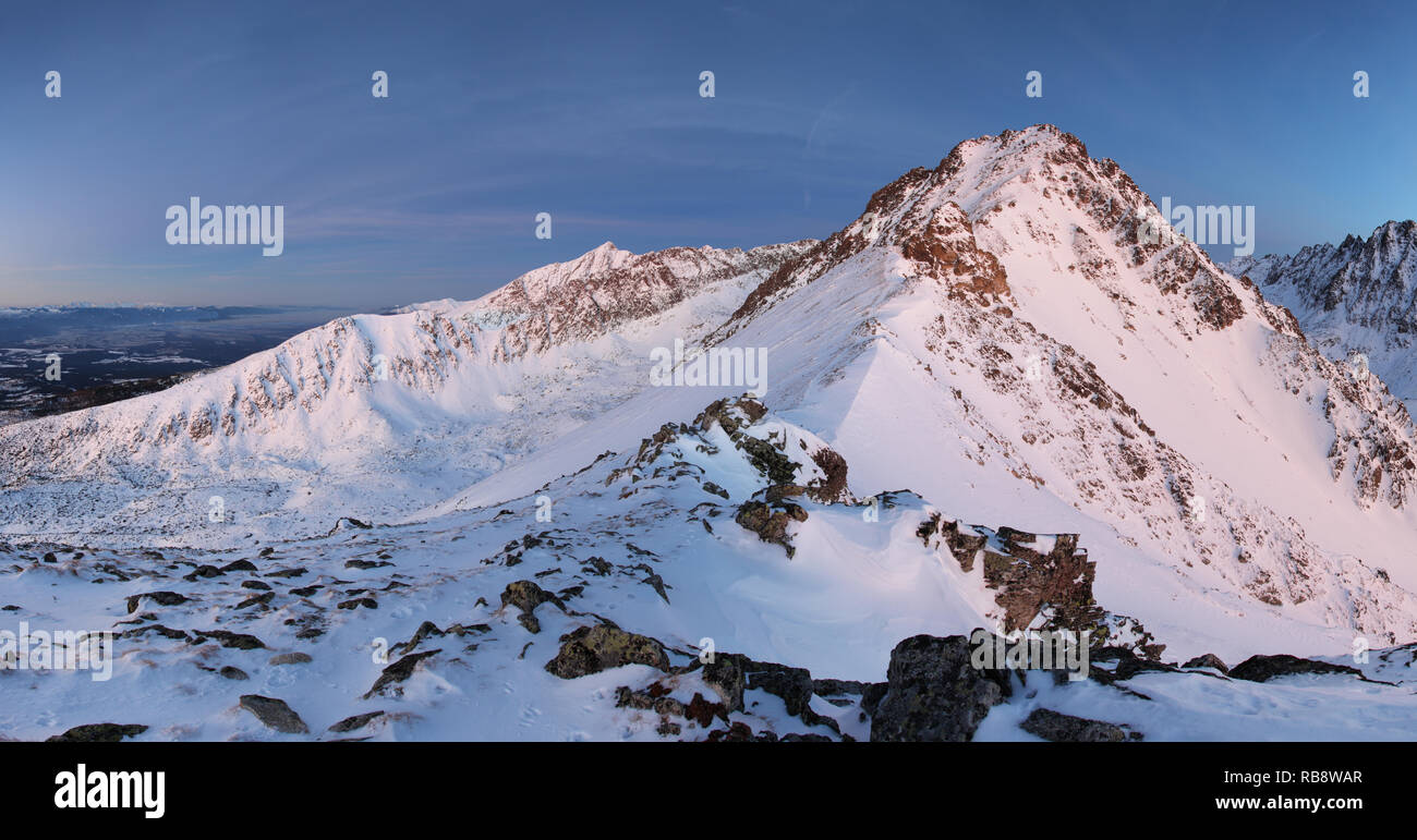 L'hiver la neige a couvert des pics de montagne en Europe. Excellent endroit pour les sports d'hiver Banque D'Images