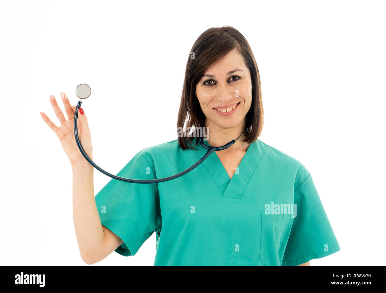 Young beautiful smiling medical professional femme médecin ou infirmière holding stethoscope en vert frotte contre fond blanc avec copie espace dans il Banque D'Images