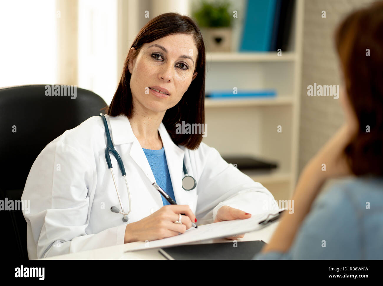 Portrait de femme médecin professionnel sérieux et de travail ayant une consultation avec un patient en hôpital clinique cabinet prix en profession de soins de santé Banque D'Images