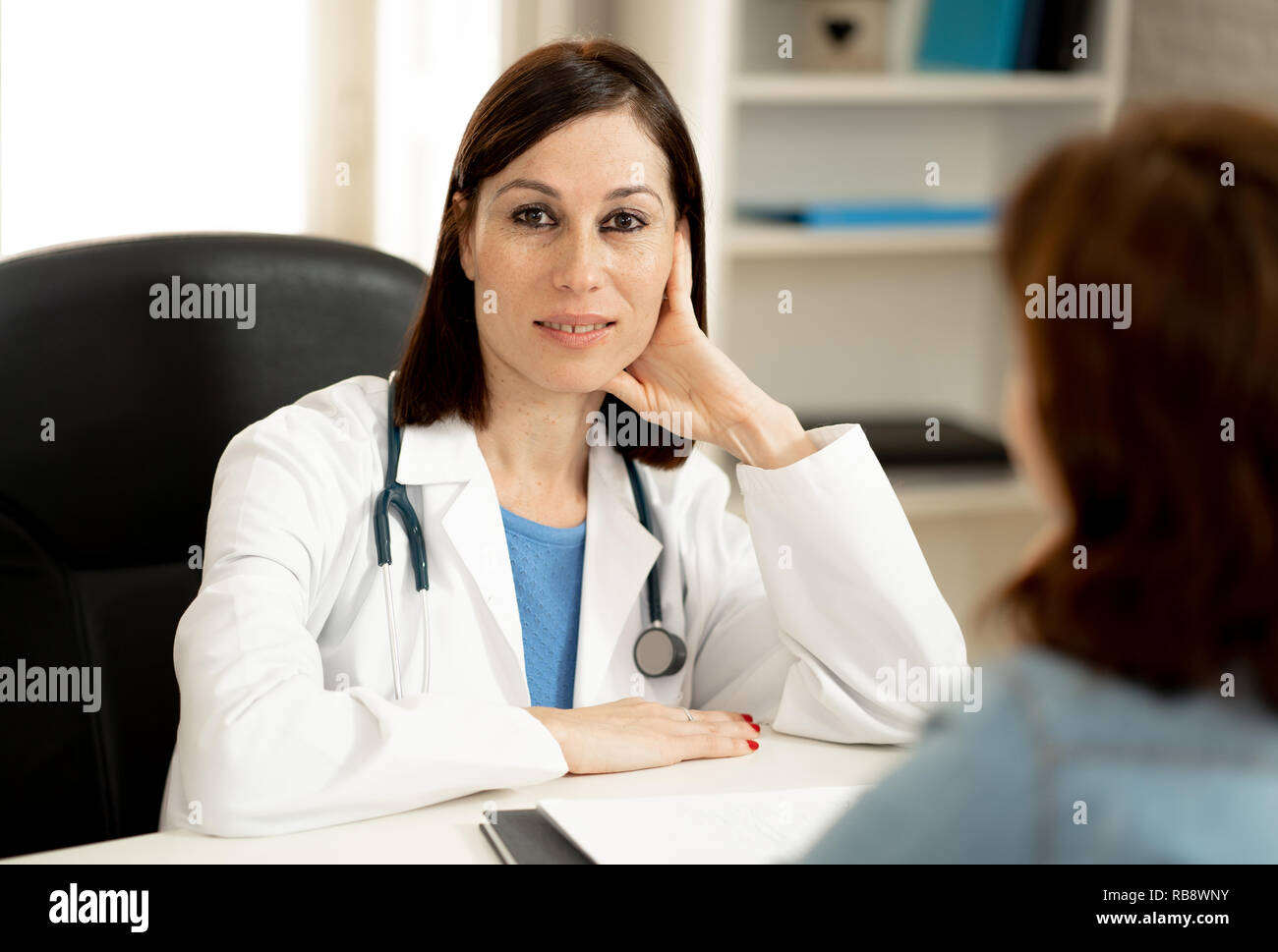 Smiling female doctor et heureux de parler du patient et la consultation à l'hôpital clinique en soins de santé, le personnel médical professionnel, heureux en hôpital Banque D'Images