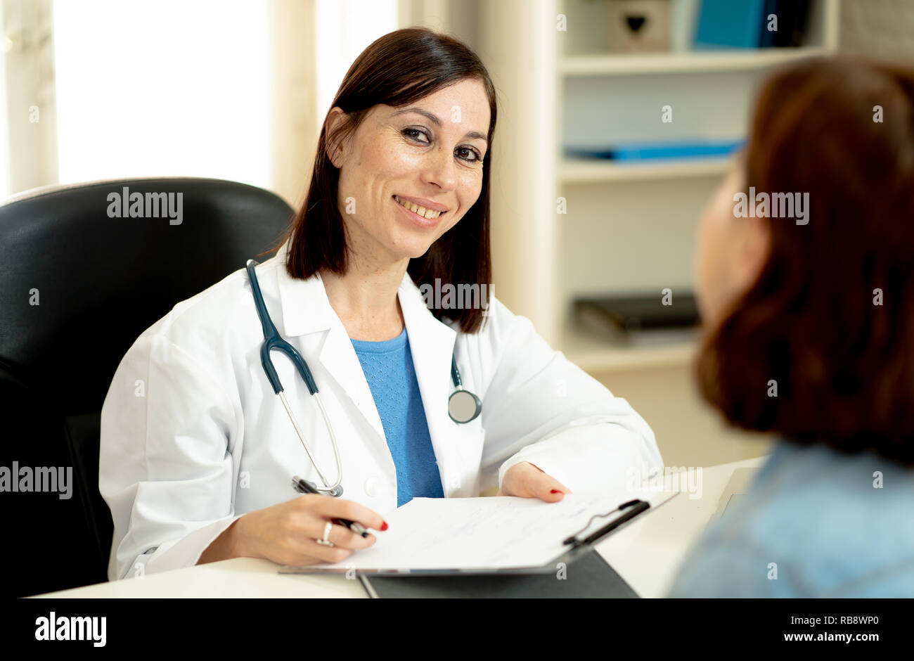 Smiling female doctor et heureux de parler du patient et la consultation à l'hôpital clinique en soins de santé, le personnel médical professionnel, heureux en hôpital Banque D'Images