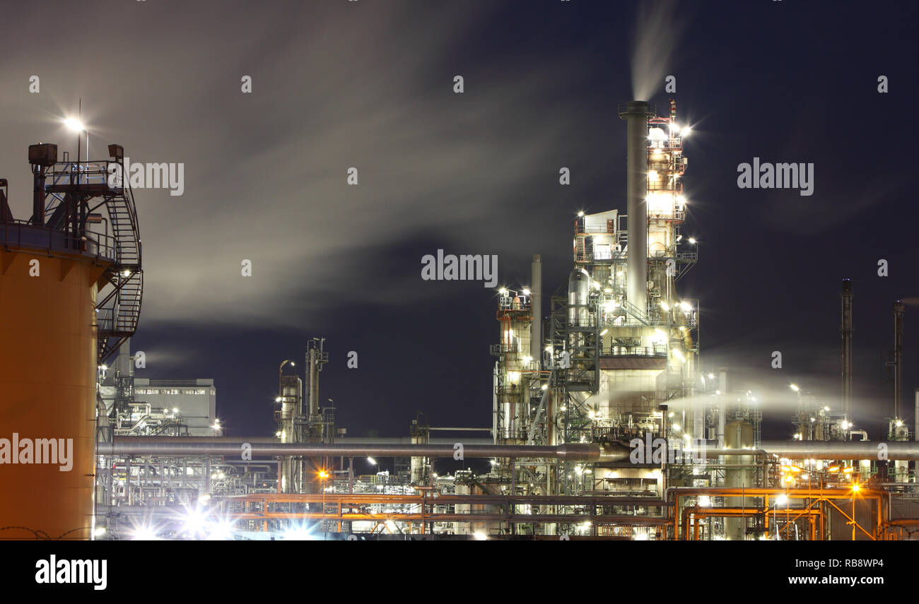 Raffinerie de pétrole au crépuscule Banque D'Images