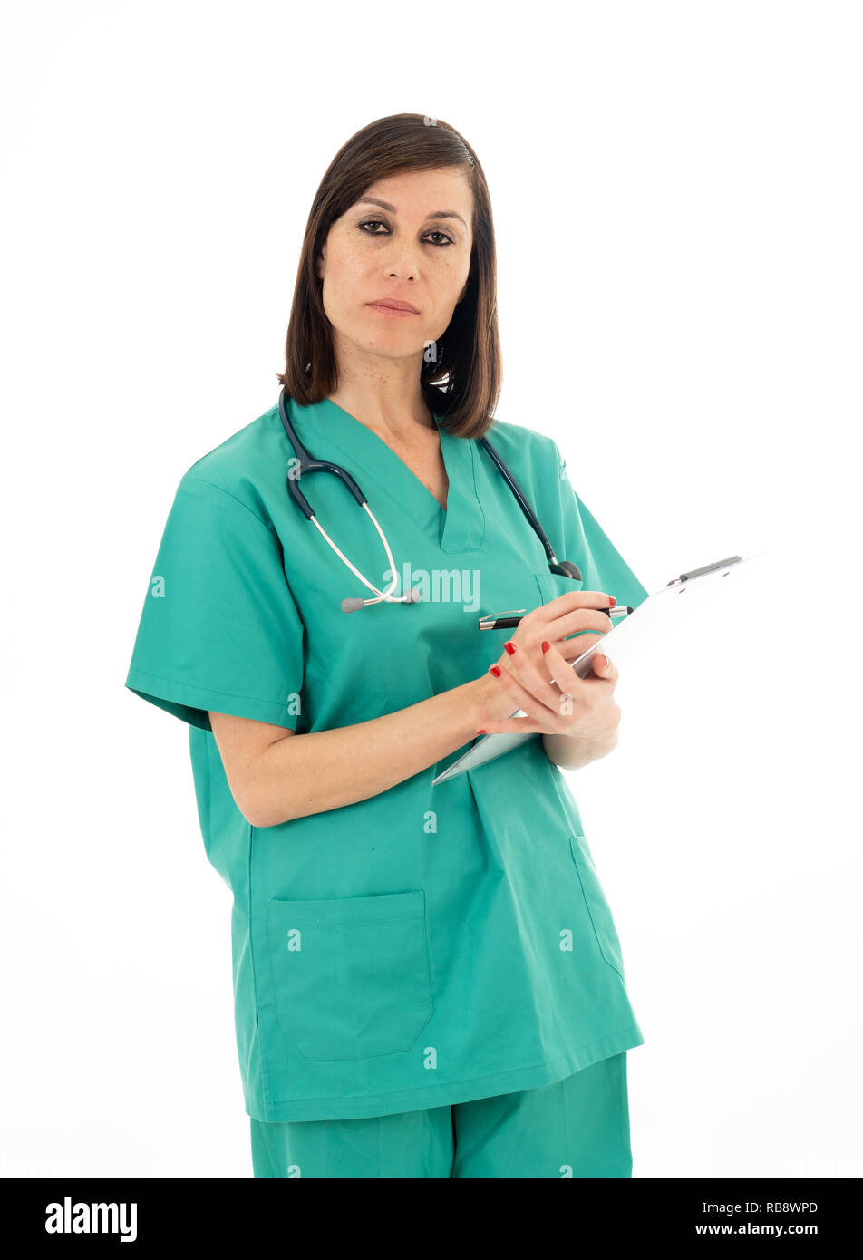Portrait de femme médecin professionnel sérieux avec presse-papiers et stéthoscope dans Scrubs vert isolé sur fond blanc en professionnel de la Santé Banque D'Images