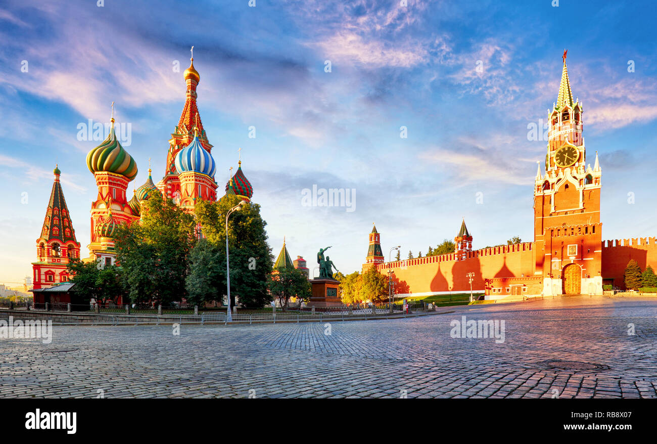 Russie - Moscou à la place rouge avec Kremlin et la cathédrale Saint-Basile Banque D'Images