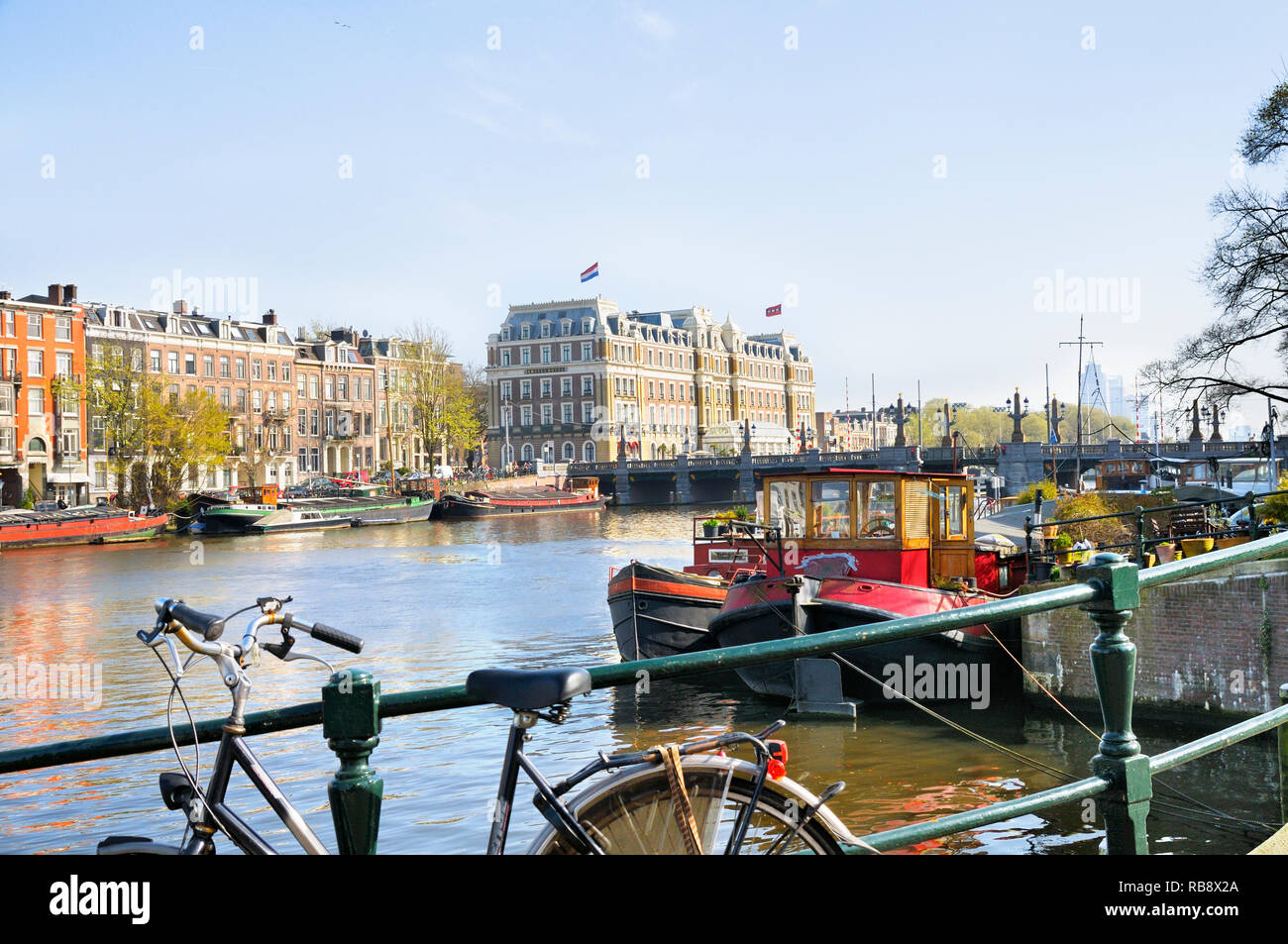 Afficher le long de la rivière Amstel vers Hogesluis et pont InterContinental Amstel Hotel, Amsterdam, Hollande du Nord, Pays-Bas Banque D'Images