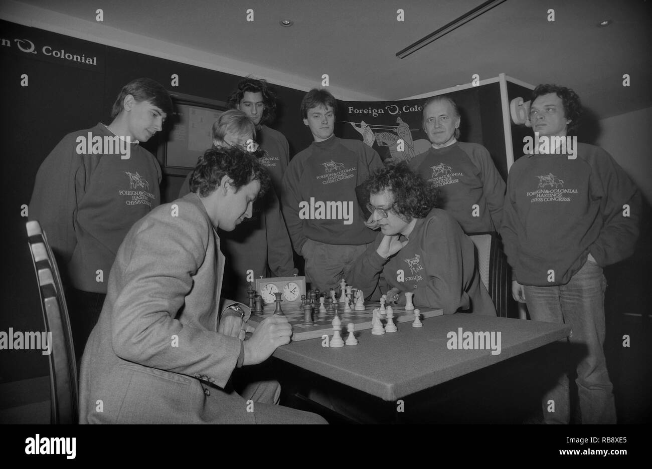 Hastings 66e Congrès annuel international d'échecs. Premier tournoi. 1990. De G à D : Evgeny Bareev ; Anthony C Kosten (assis) ; Murray G Chandler ; Daniel J King ; Helgi Olafsson ; Jonathon s Speelman (assis) ; Bent Larsen ; Gyula Sax. Angleterre, Royaume-Uni Banque D'Images