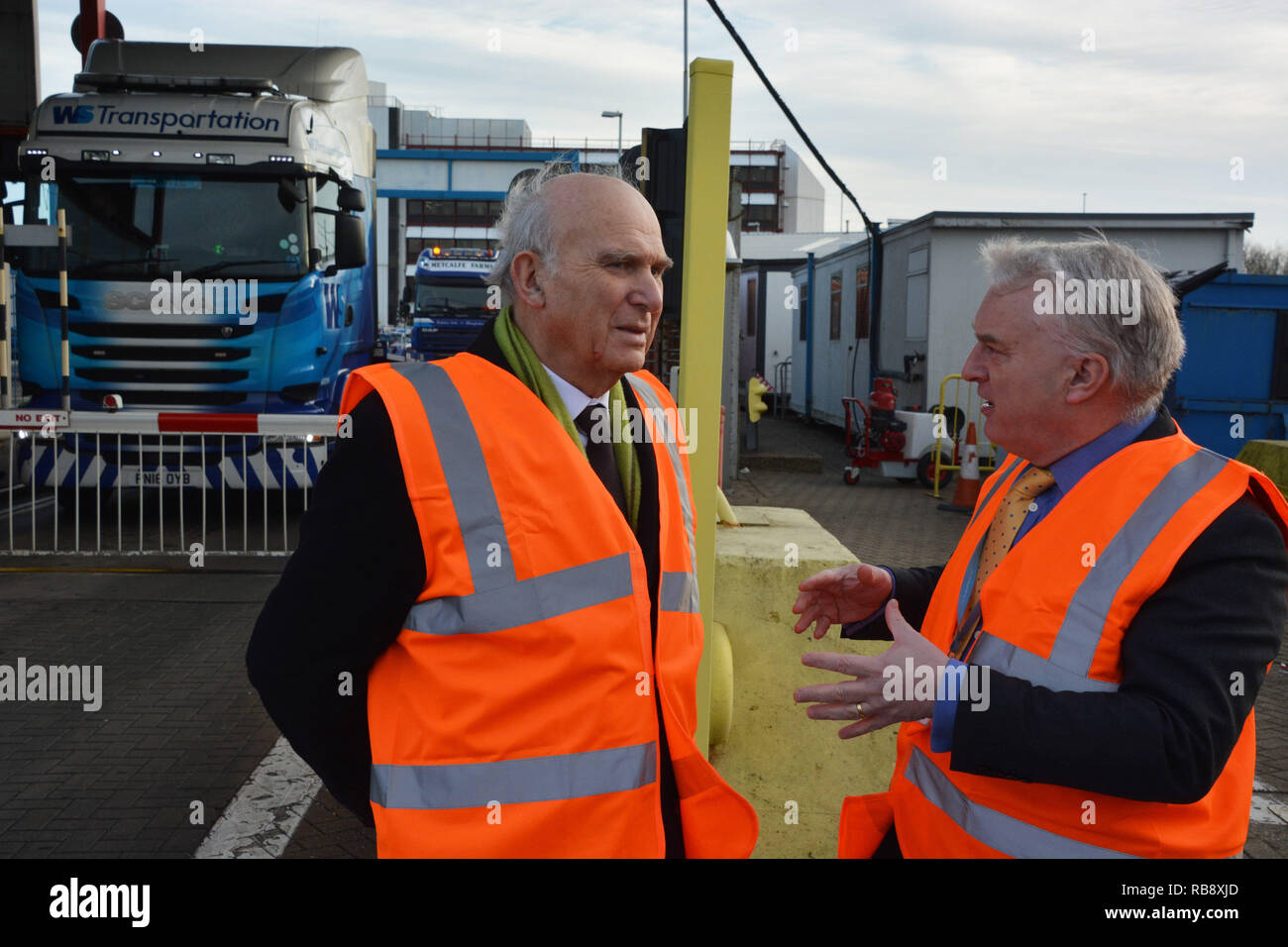 Sir Vince Cable (à gauche) avec Gerald Vernon-Jackson, chef du Conseil de la ville de Portsmouth, Portsmouth au port international. Les patrons du Conseil ont été mis en garde qu'un tronçon de 20 milles vers le sud de l'autoroute M3 pourrait être fermée pour faire face à des camions à le port de ferries de Portsmouth dans le cas d'une non-partie Brexit. Banque D'Images