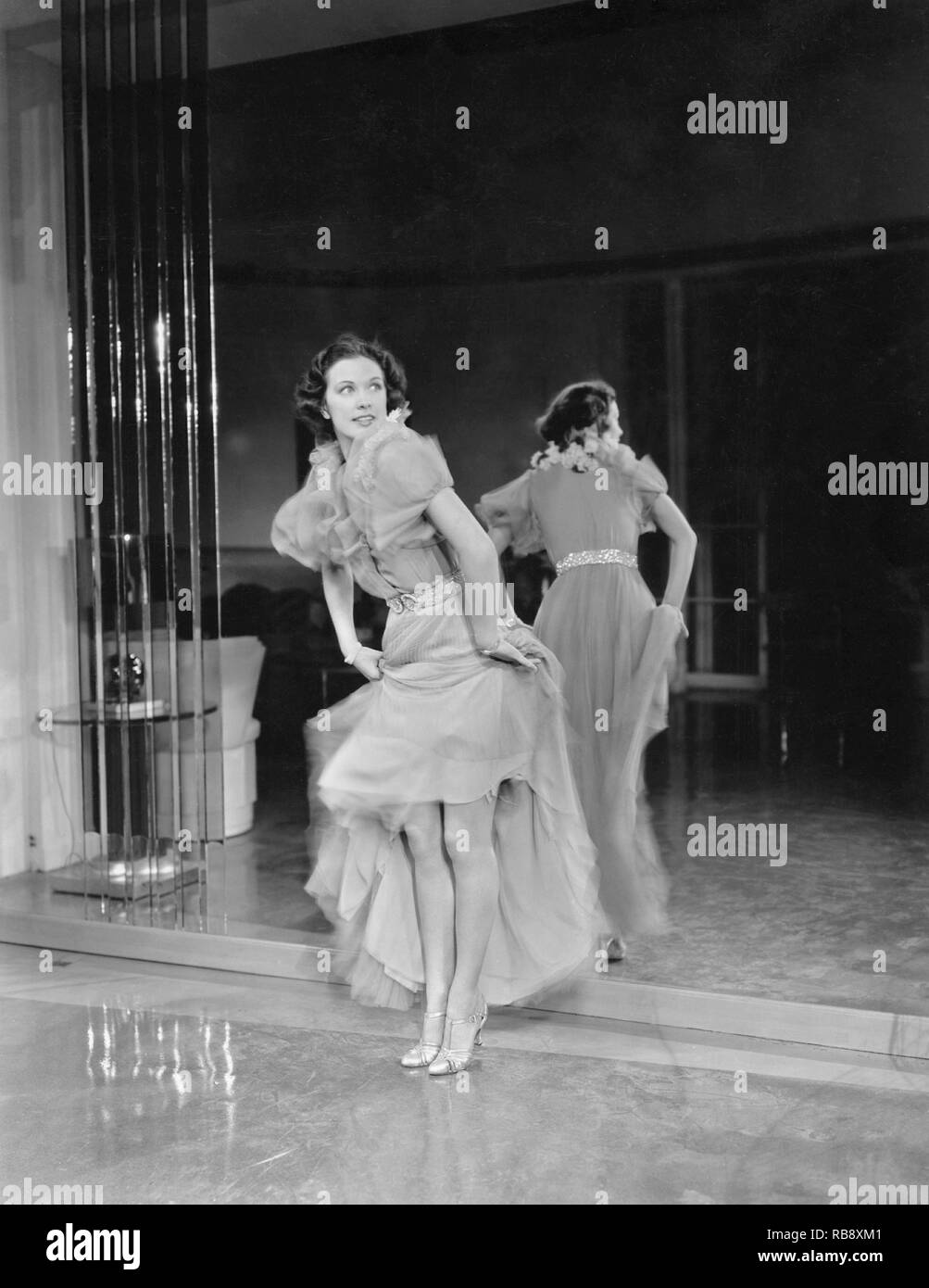 Eleanor Powell. 1912-1982. L'actrice et danseuse américaine, photographié ici quand rehersing pour une nouvelle Metro-Goldwyn-Mayer Film musical dans les années 1930. Banque D'Images