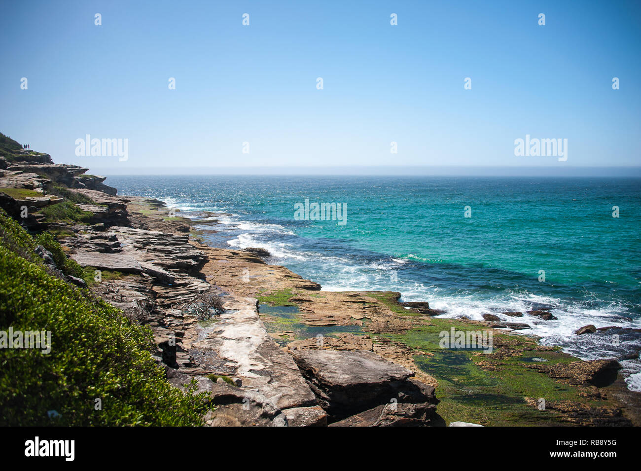 Scène côtière, Sydney, Nouvelle-Galles du Sud, Australie. Clourful rock formations causés par l'érosion du vent et de la mer. Banque D'Images