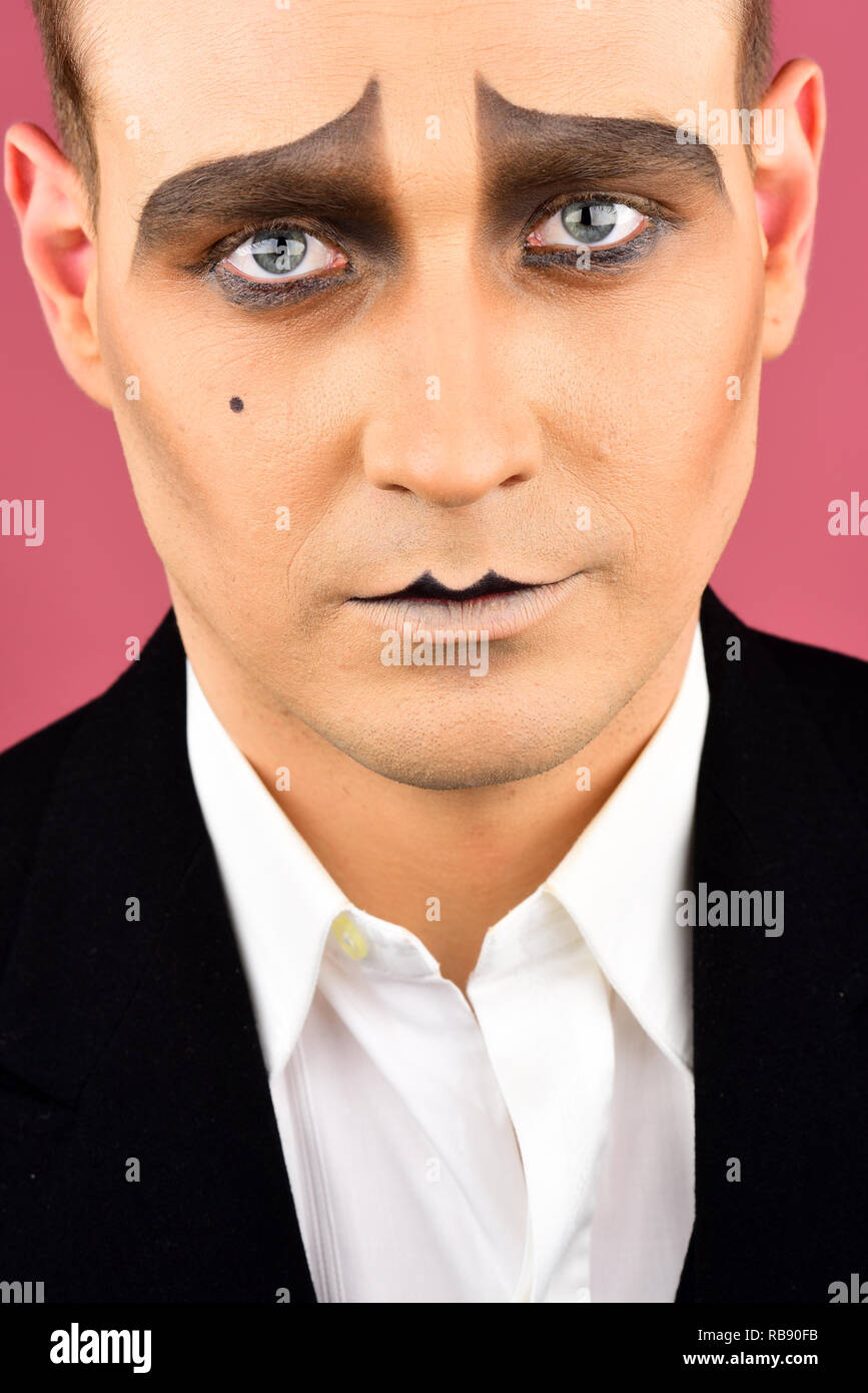 Visage triste. Artiste mime. Comédien ou interprète tragedian. Mime avec la peinture pour le visage. Avec l'homme maquillage mime. Acteur de théâtre le mime. Le mime d'un acteur. Performance théâtrale et l'art de la pantomime Banque D'Images