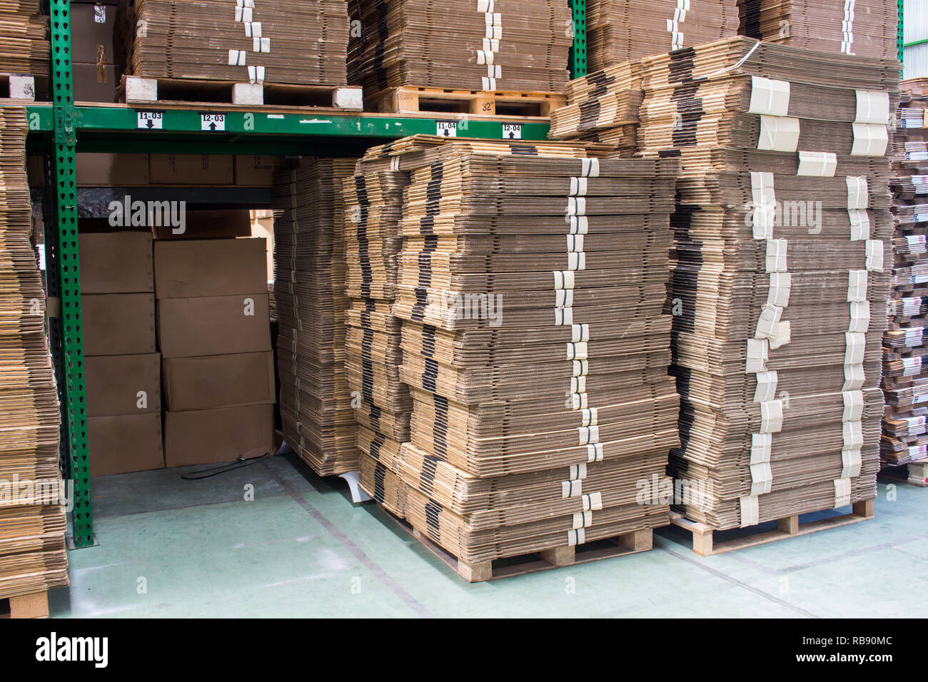 Pile de carton dans une usine Photo Stock - Alamy