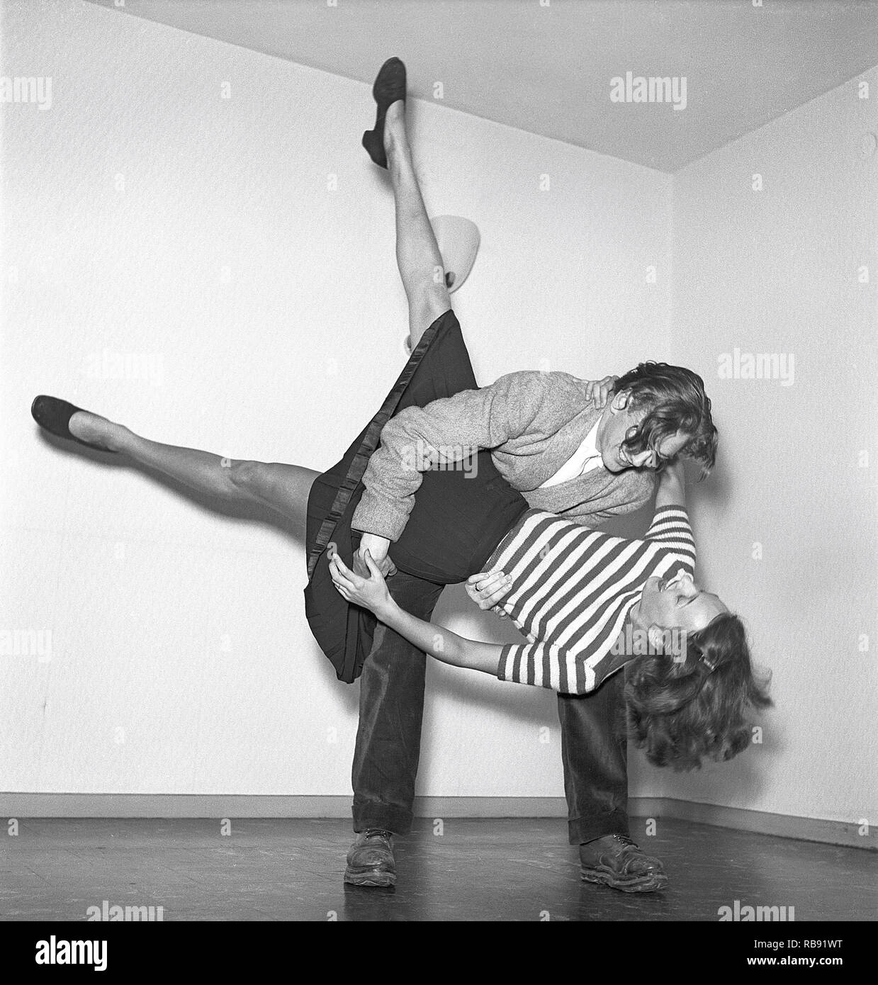 Jitterbug danse. Une danse popularisée aux États-Unis et la propagation par les soldats américains et les marins à travers le monde au cours de la seconde guerre mondiale. Photographié ici Erik Danielsen et Mlle Gunvor Johansson quand la danse Danse Jitterbug 1944. Photo : Kristoffersson ref K101-4 Banque D'Images